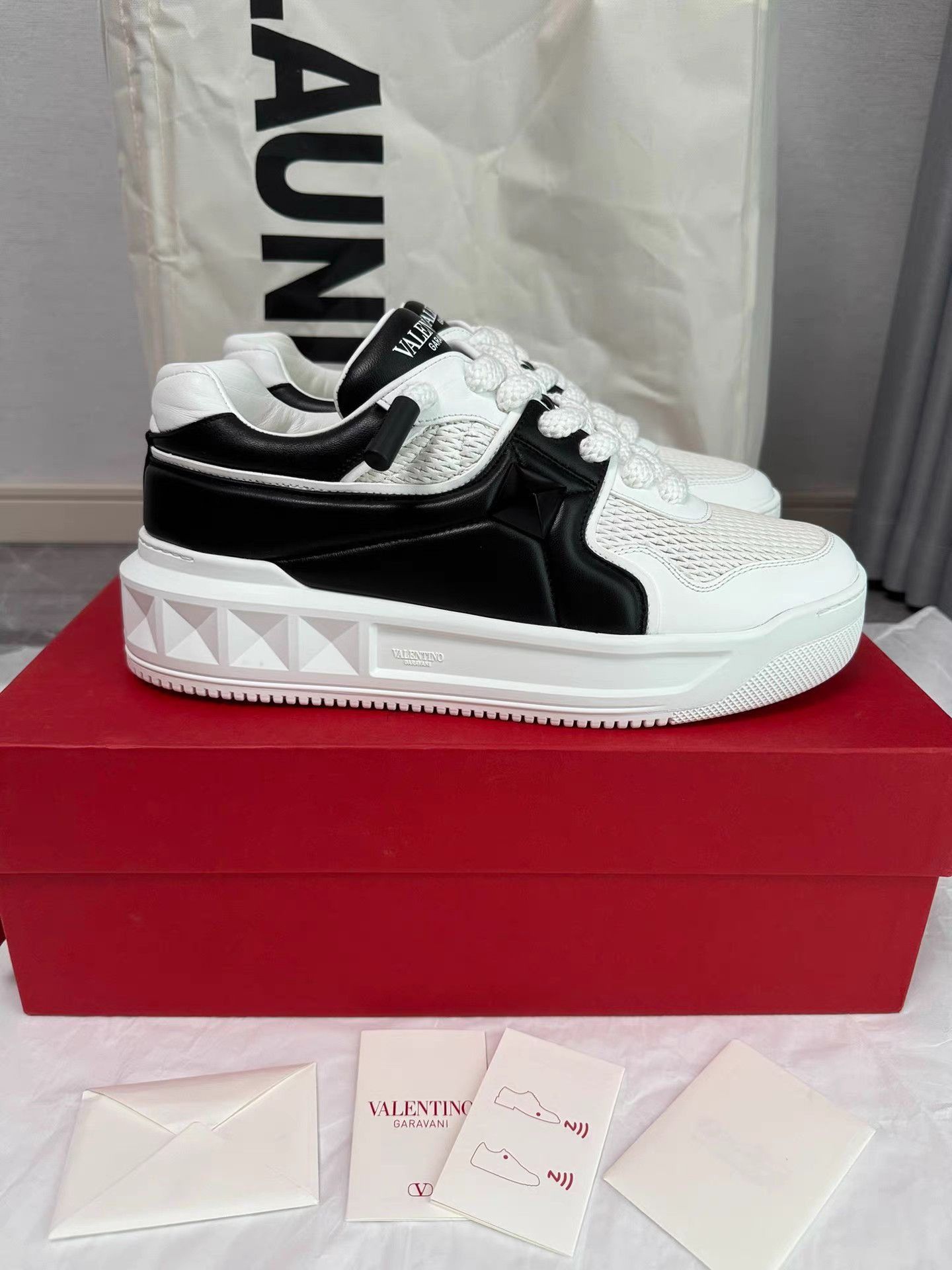 Valentino White Low-Top Sneakers Size 9 Size US 9 / EU 42 - 2 Thumbnail