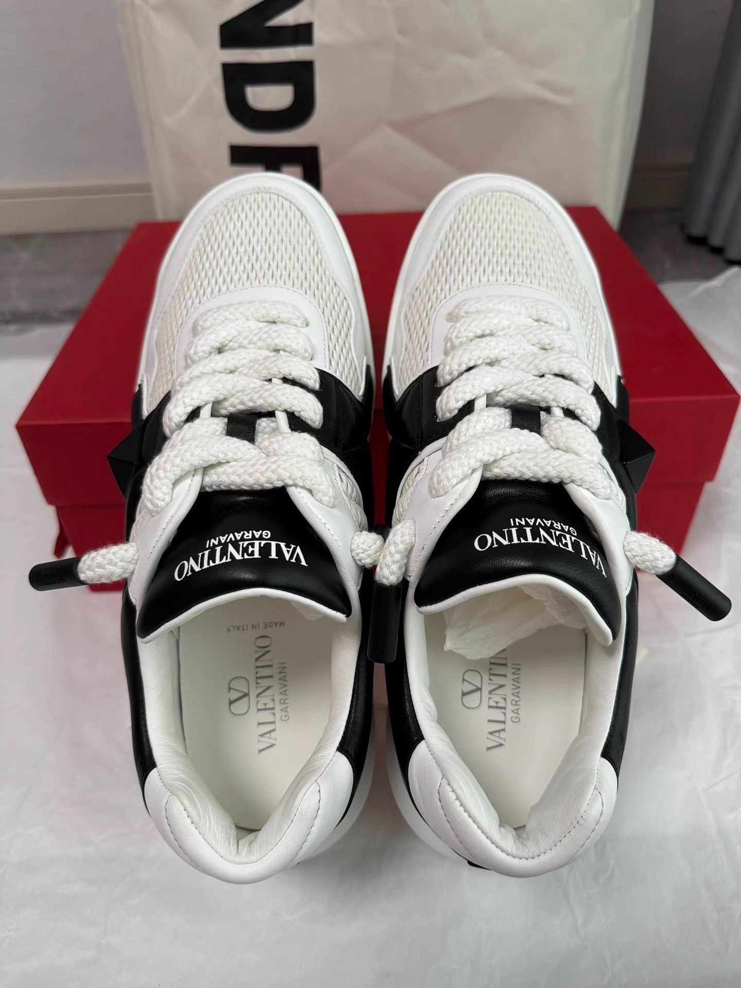 Valentino White Low-Top Sneakers Size 9 Size US 9 / EU 42 - 6 Thumbnail