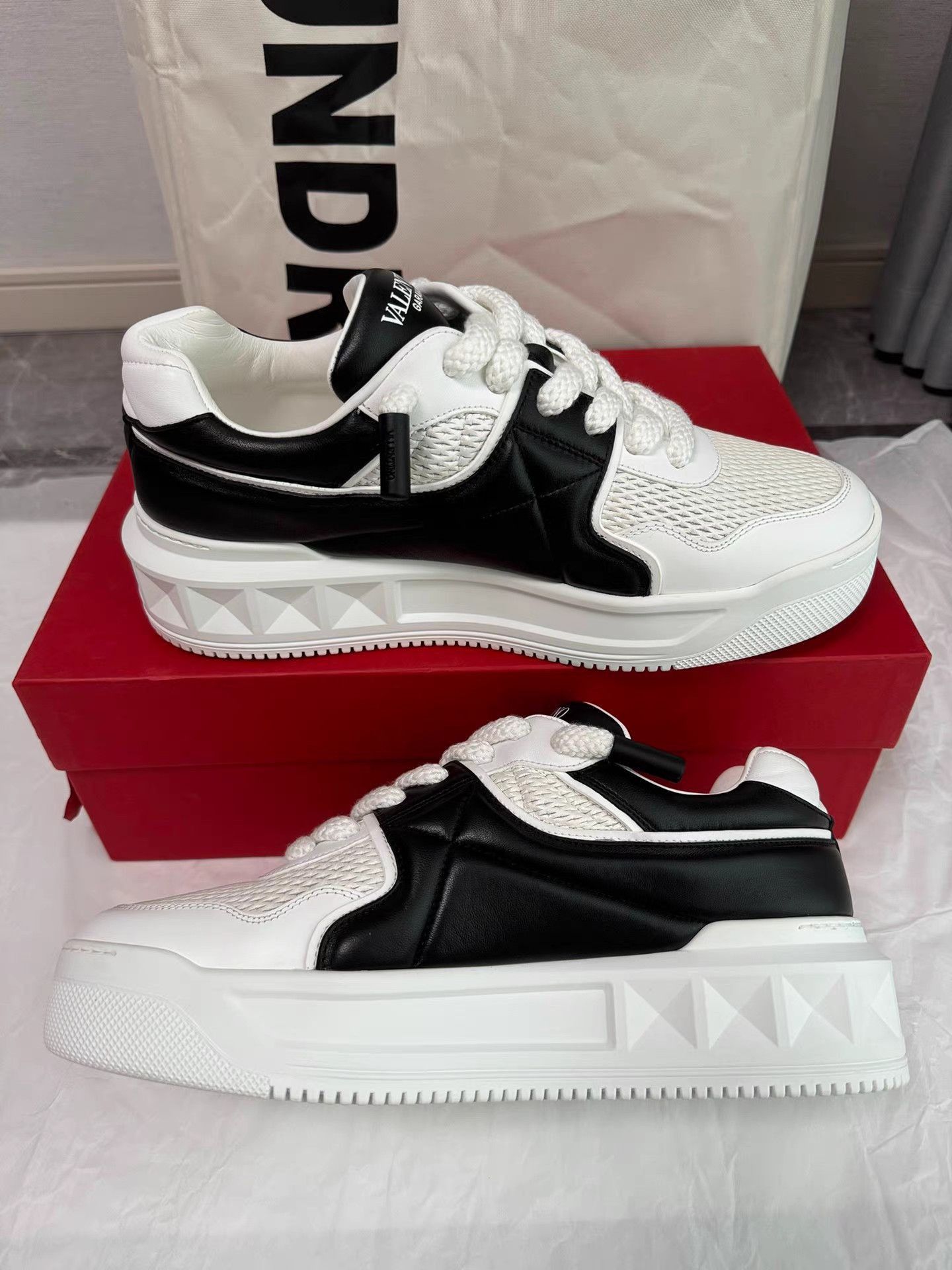 Valentino White Low-Top Sneakers Size 9 Size US 9 / EU 42 - 7 Thumbnail
