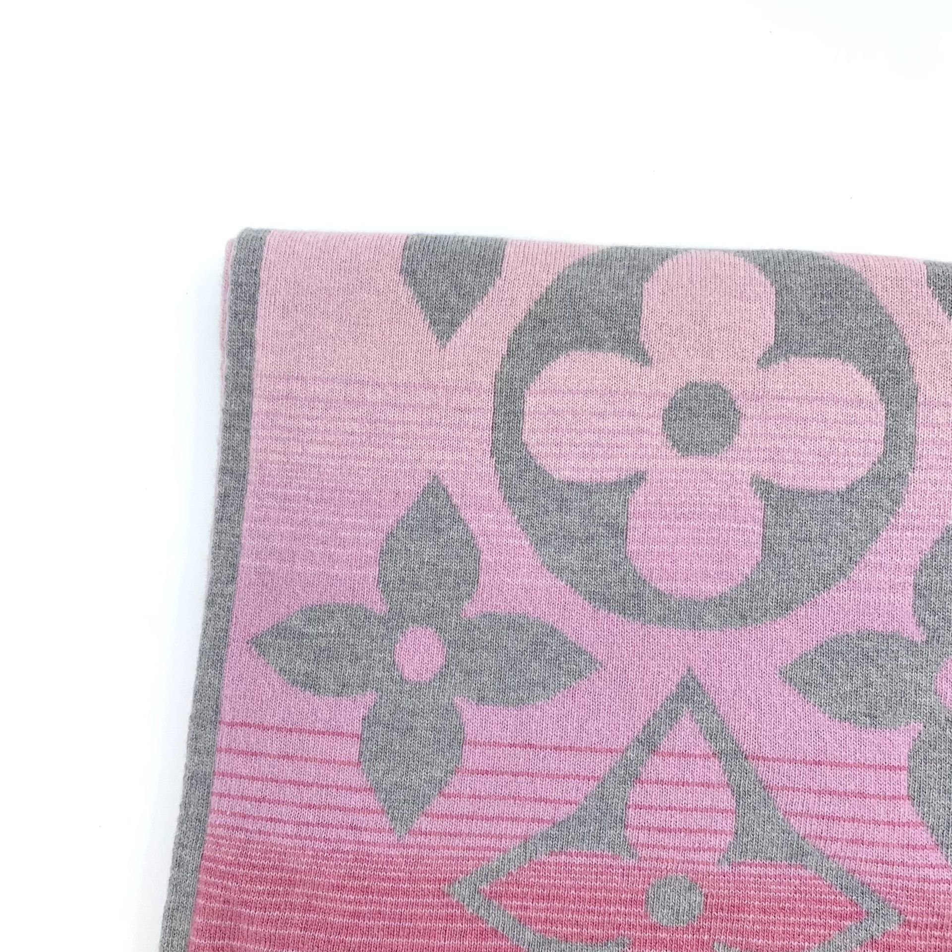 Louis Vuitton Louis Vuitton Tie-Dye Gradient Pink Scarf 35 Men Size ONE SIZE - 3 Thumbnail