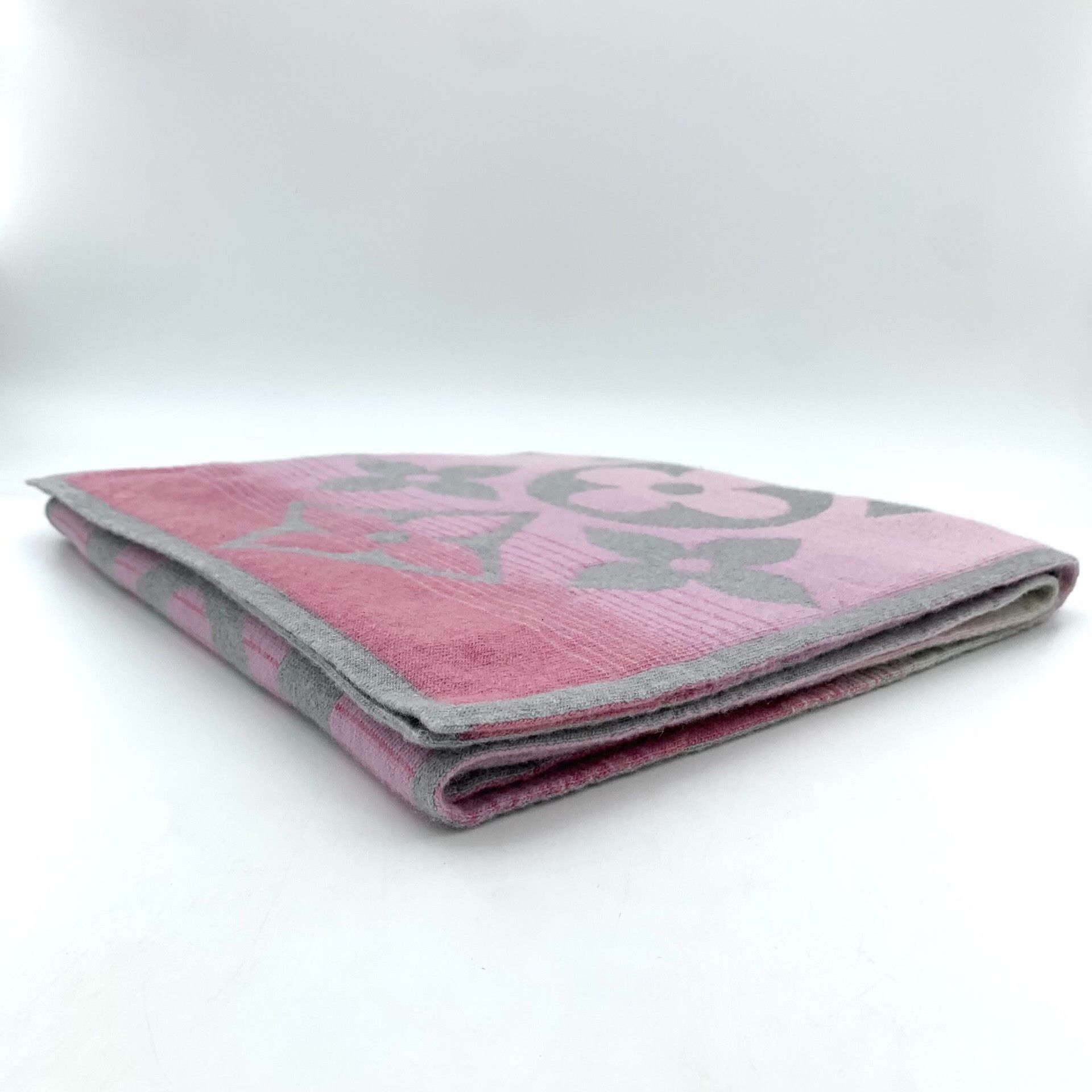 Louis Vuitton Louis Vuitton Tie-Dye Gradient Pink Scarf 35 Men Size ONE SIZE - 2 Thumbnail