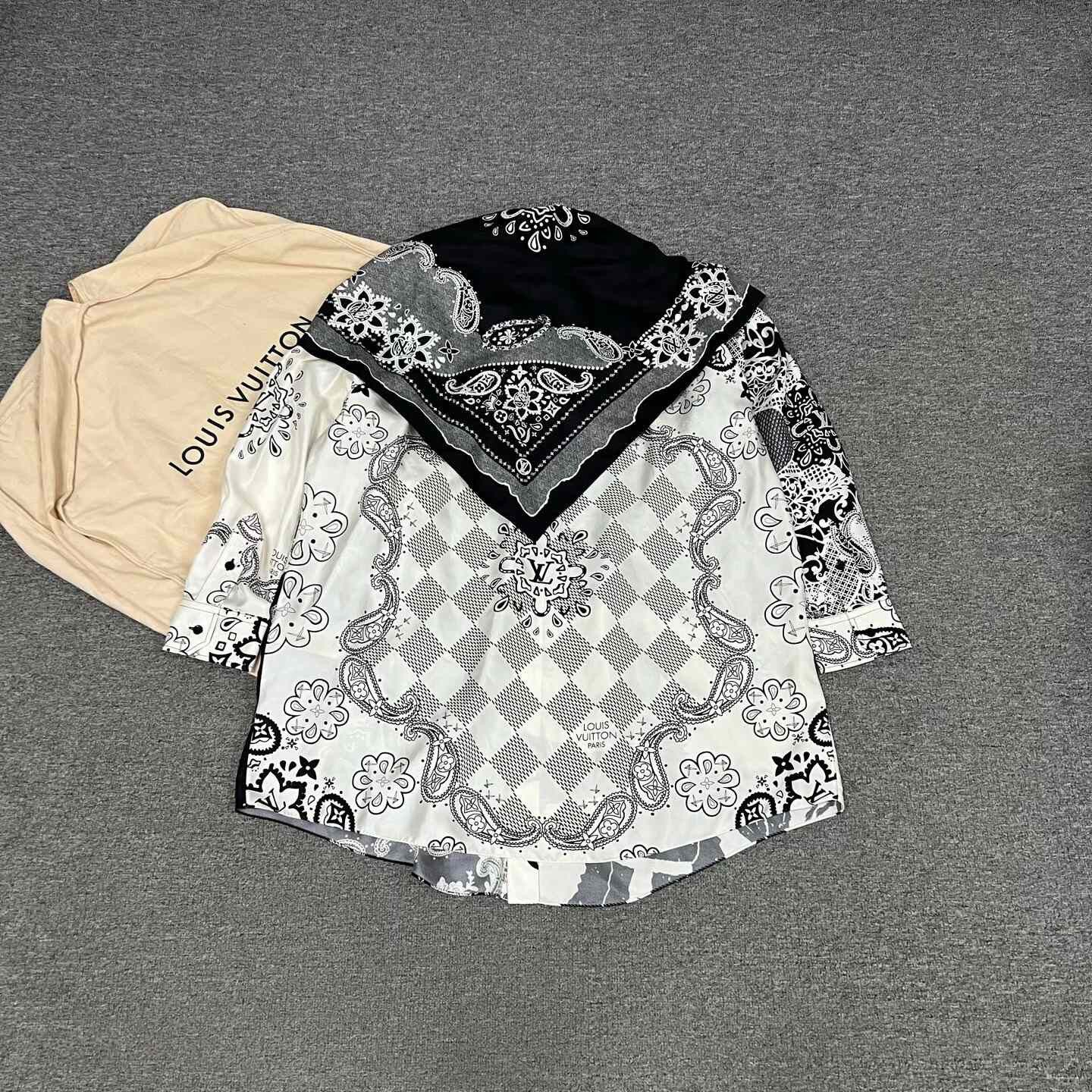 Louis Vuitton Louis Vuitton Black Logo Witch Print Shirt Size M / US 6-8 / IT 42-44 - 2 Thumbnail