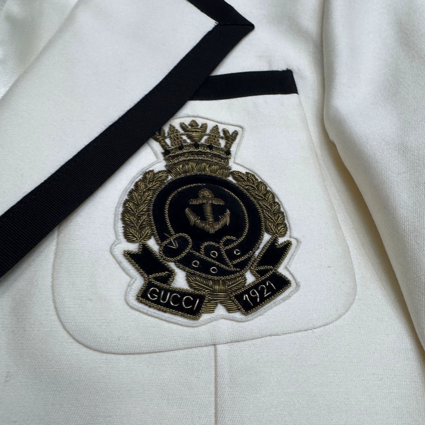 Gucci White Blazer with Black Trim and Crest Size US M / EU 48-50 / 2 - 2 Thumbnail