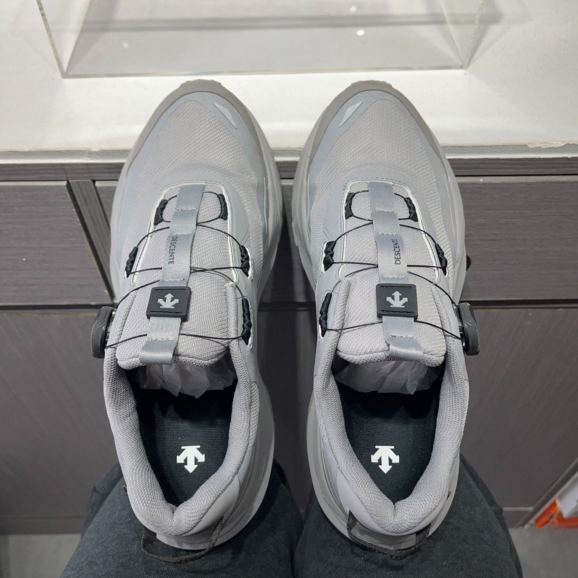 Descente Descente Running Gray Lowtop Sneakers 9.5 Men Size US 9.5 / EU 42-43 - 8 Thumbnail