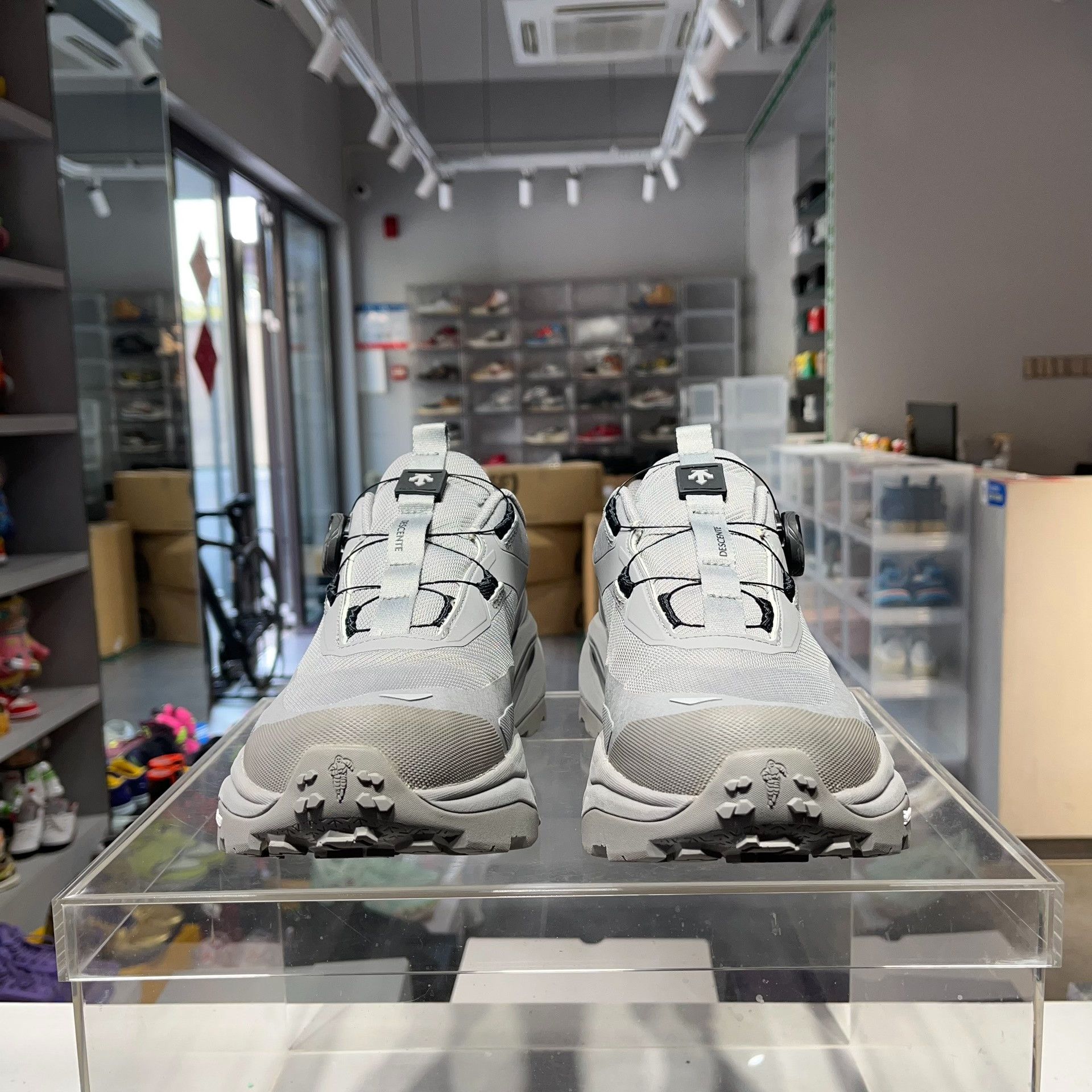 Descente Descente Running Gray Lowtop Sneakers 9.5 Men Size US 9.5 / EU 42-43 - 2 Thumbnail