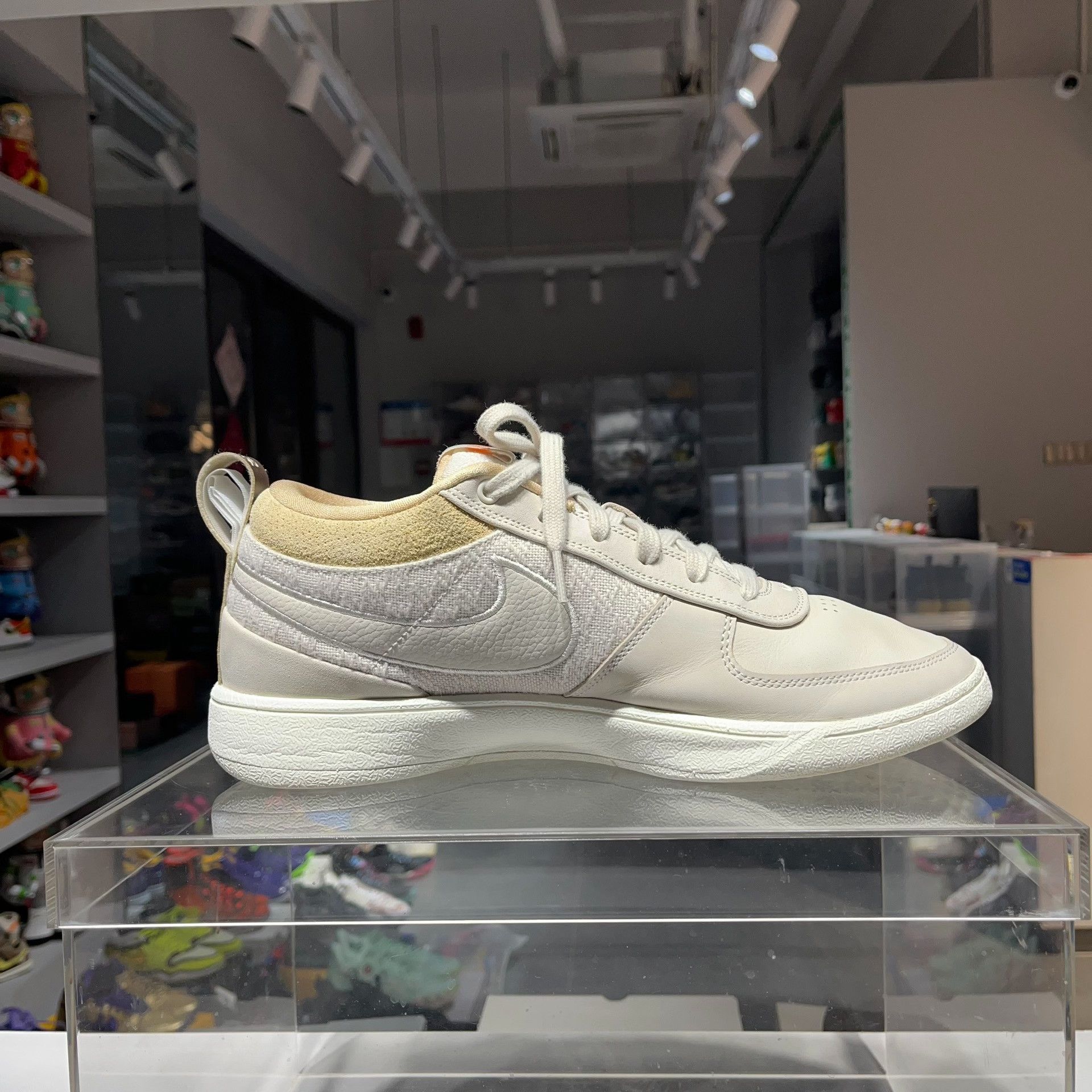 Nike Nike White Lowtop Sneakers 13 Men Size US 13 / EU 46 - 3 Thumbnail