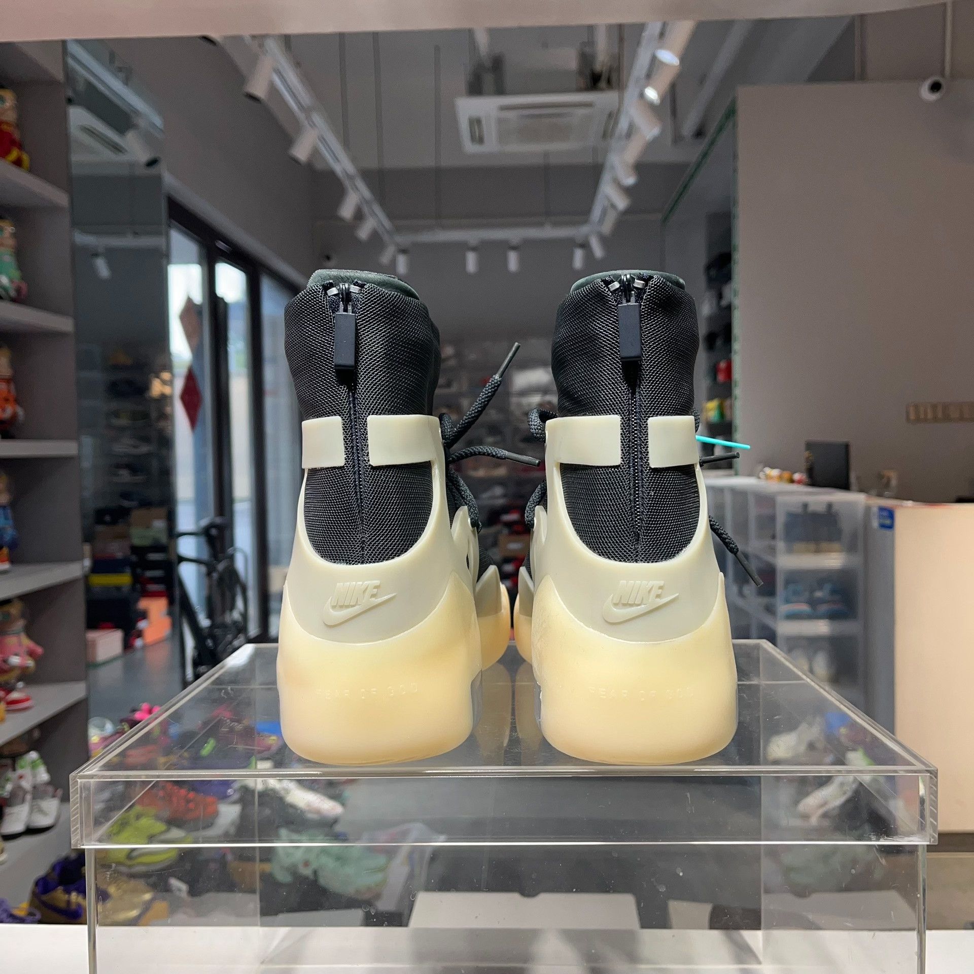 Fear of God Fear of God Retro Black Lowtop Sneakers 9.5 Men Size US 9.5 / EU 42-43 - 4 Thumbnail