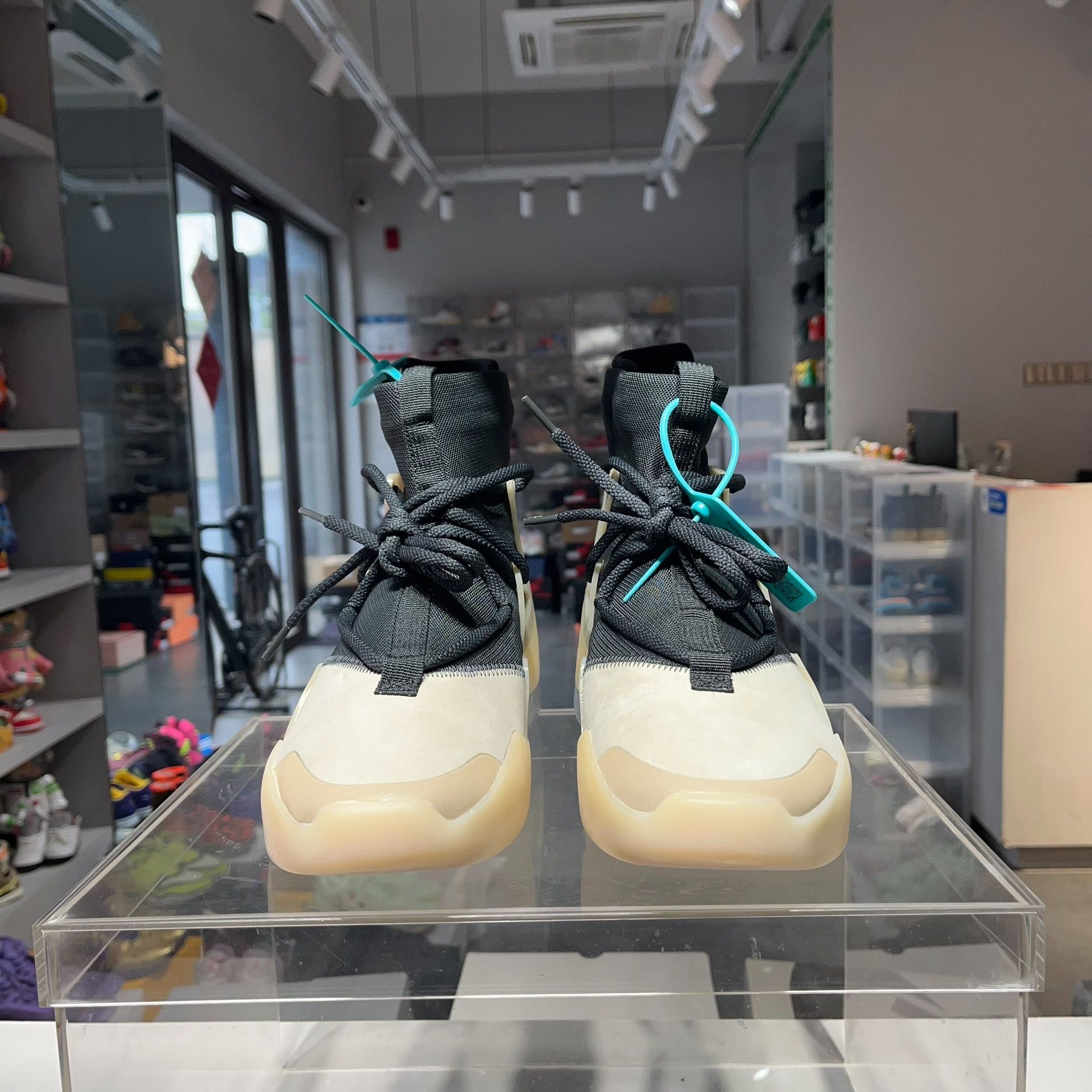 Fear of God Fear of God Retro Black Lowtop Sneakers 9.5 Men Size US 9.5 / EU 42-43 - 2 Thumbnail