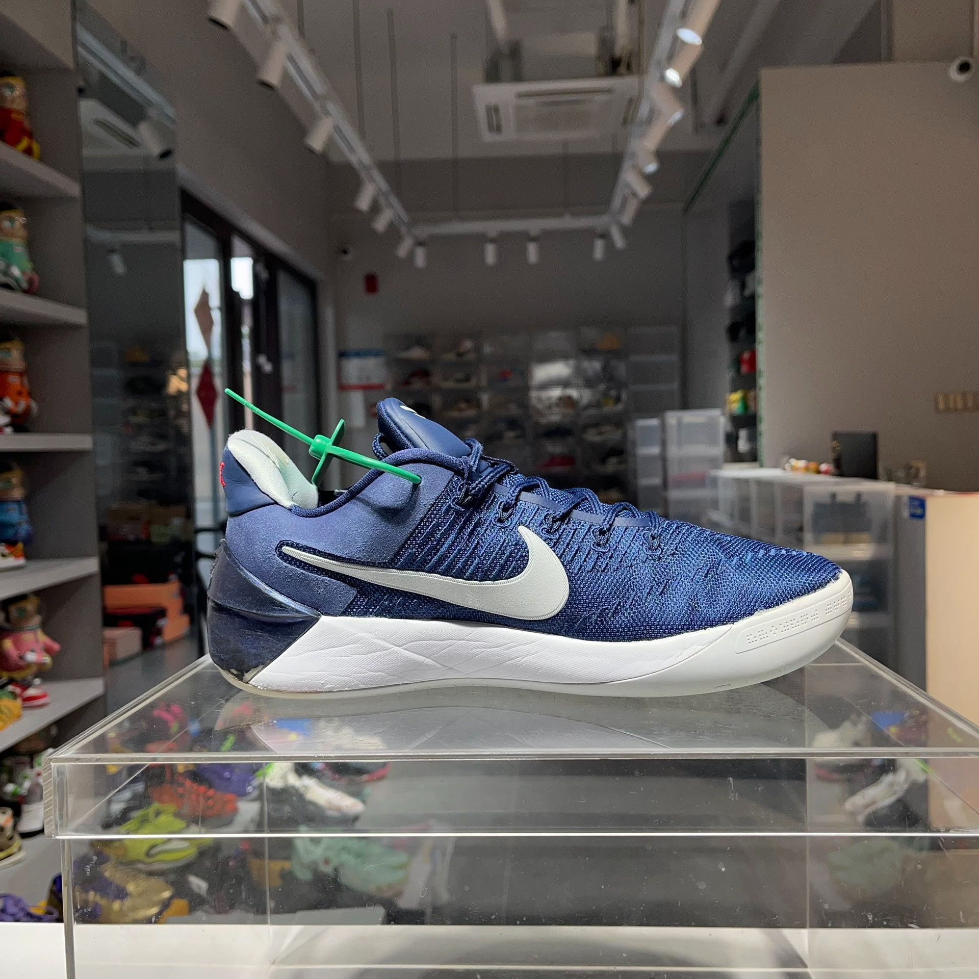 Nike Nike KOBE Blue Lowtop Sneakers 9.5 Men Size US 9.5 / EU 42-43 - 2 Thumbnail