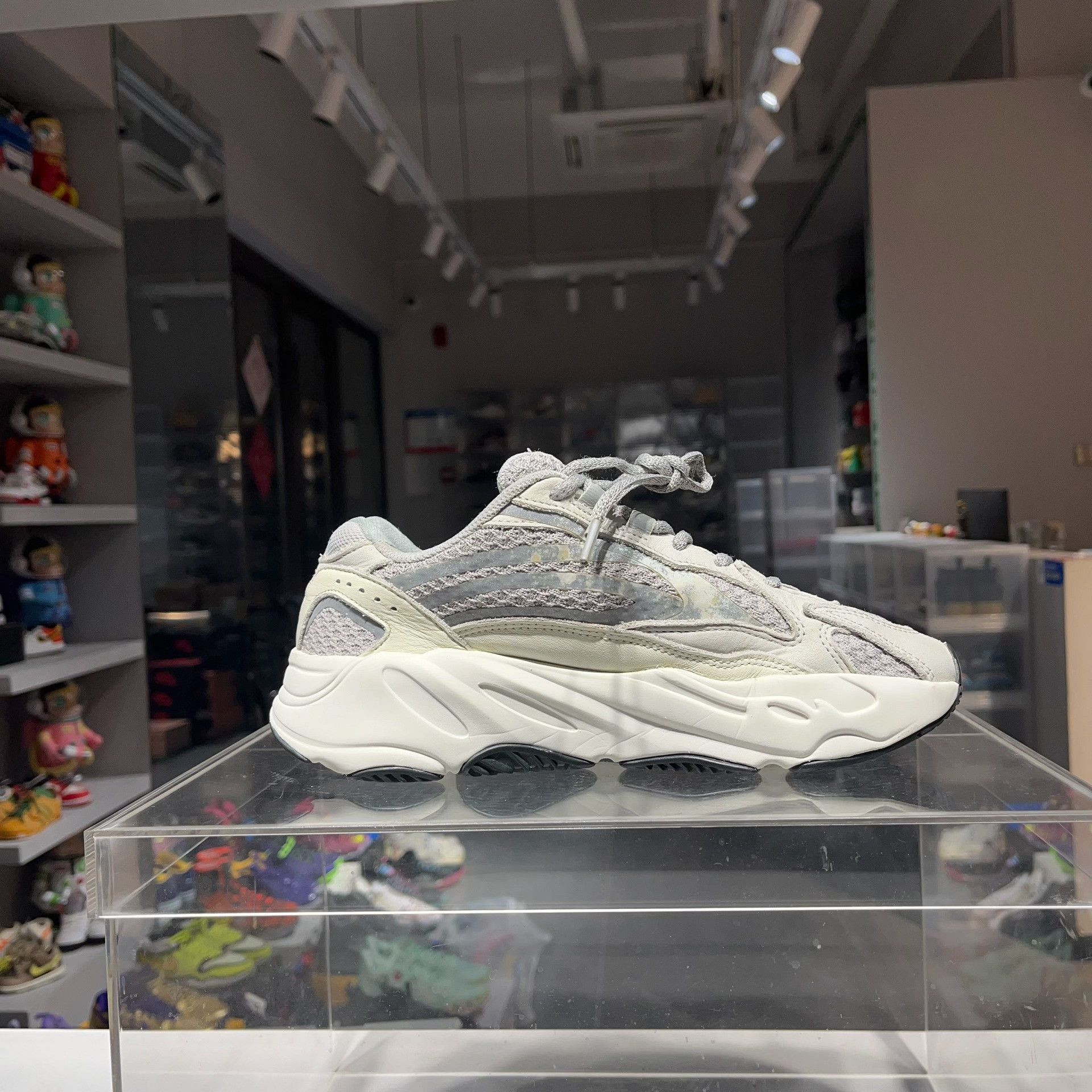 Adidas Adidas YEEZY White Lowtop Sneakers 7 Men Size US 7 / EU 40 - 3 Thumbnail