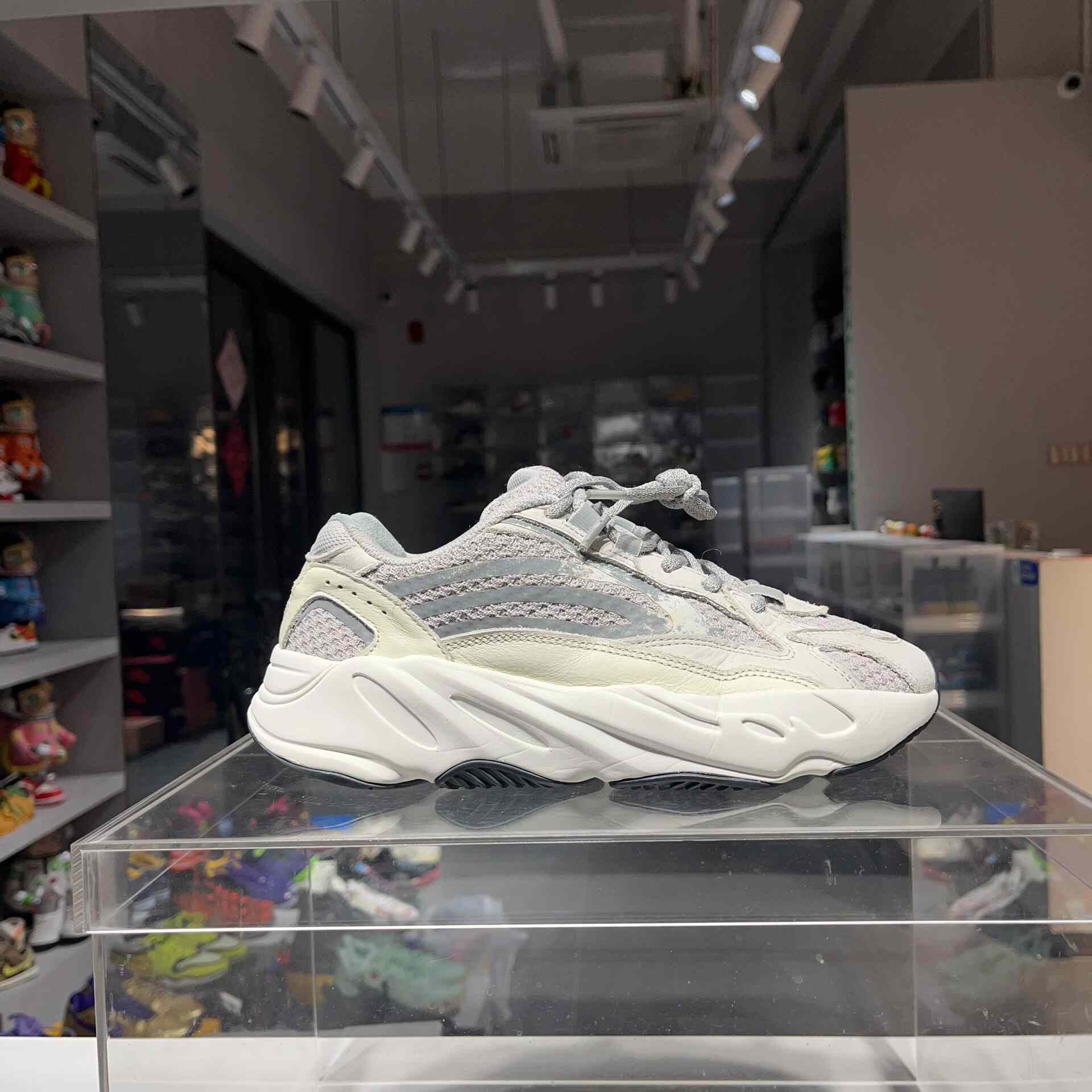 Adidas Adidas YEEZY White Lowtop Sneakers 7 Men Size US 7 / EU 40 - 5 Thumbnail