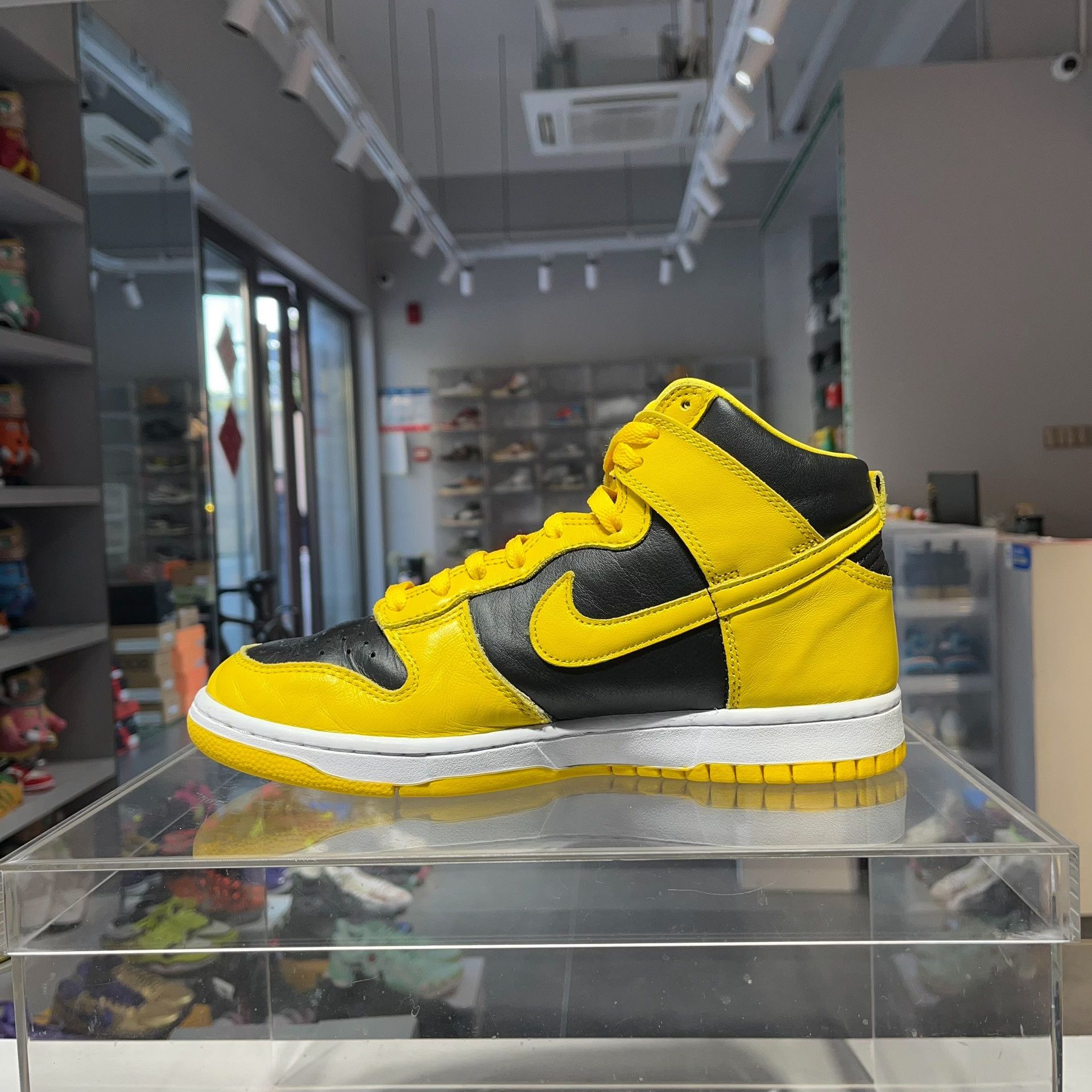 Nike Nike DUNK Yellow Lowtop Sneakers 9.5 Men Size US 9.5 / EU 42-43 - 6 Thumbnail