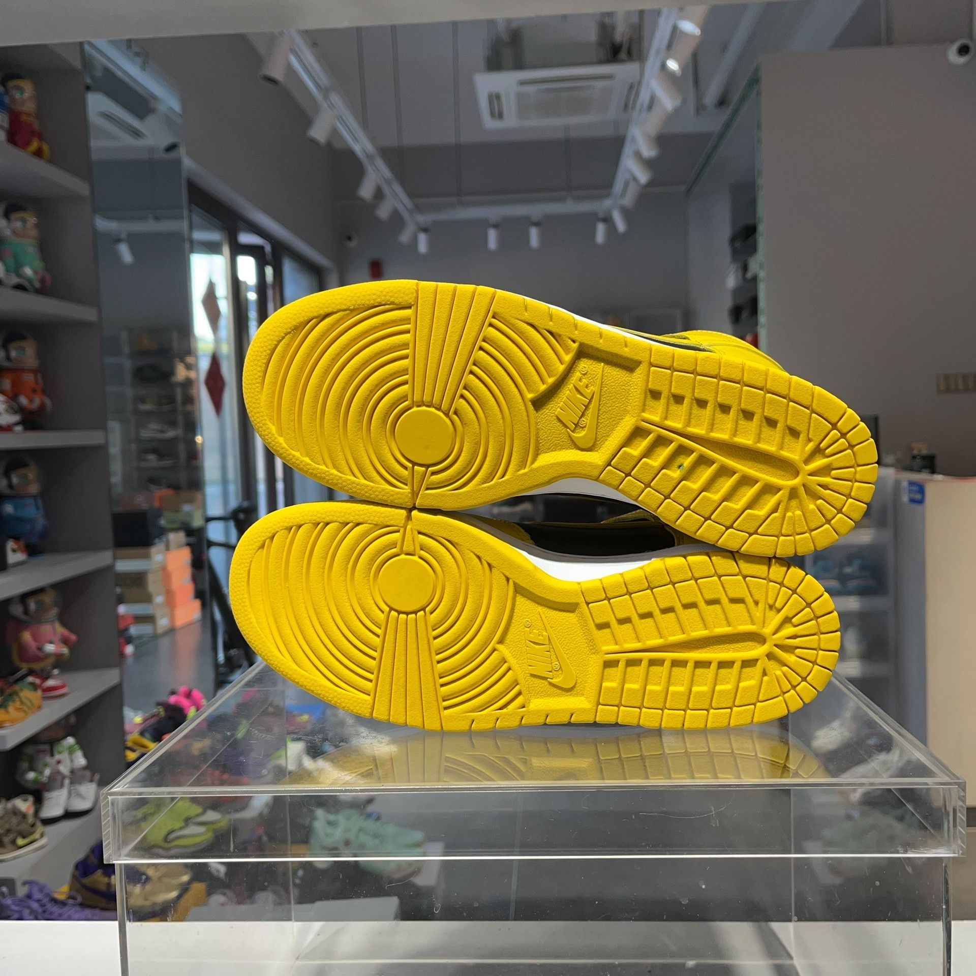 Nike Nike DUNK Yellow Lowtop Sneakers 9.5 Men Size US 9.5 / EU 42-43 - 7 Thumbnail