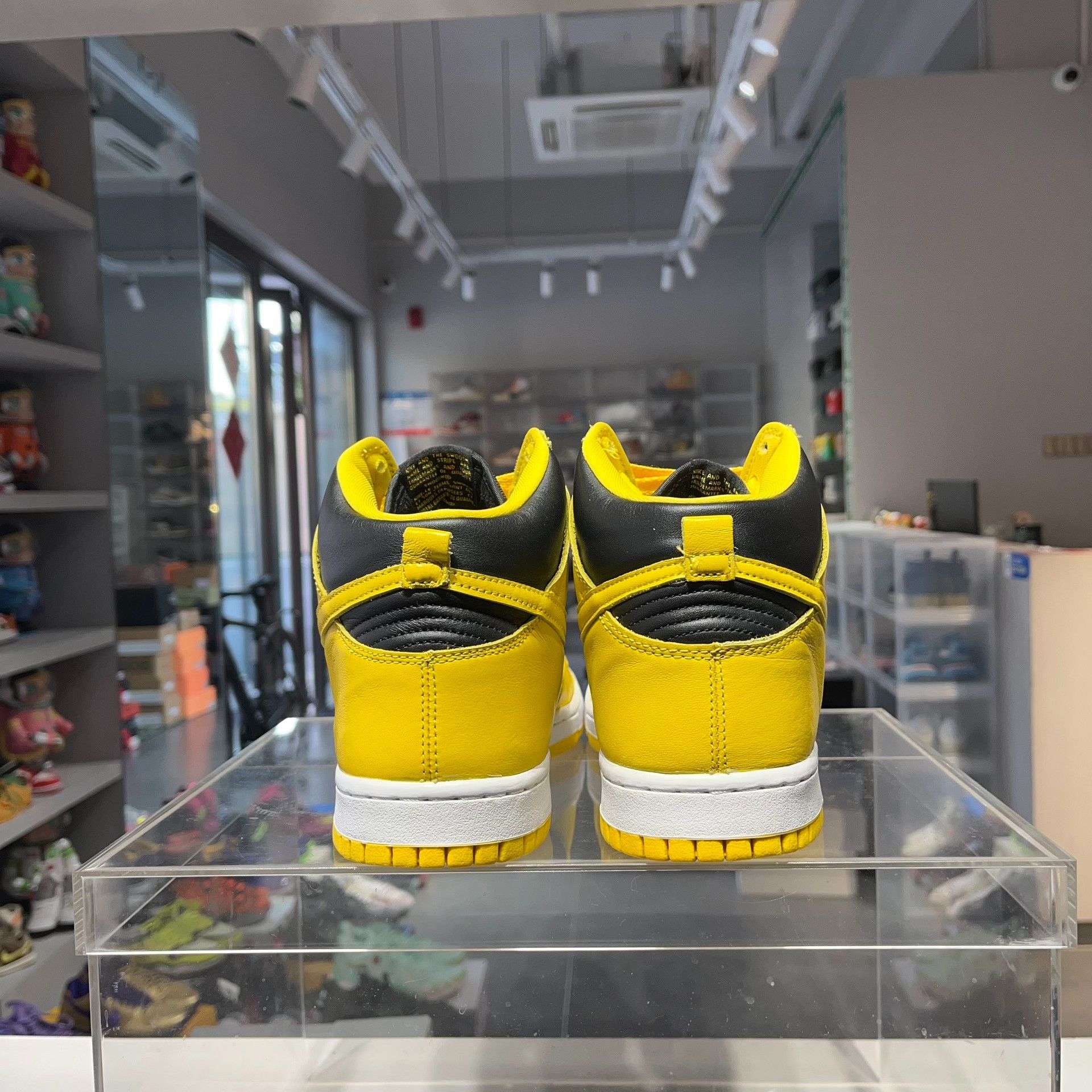 Nike Nike DUNK Yellow Lowtop Sneakers 9.5 Men Size US 9.5 / EU 42-43 - 4 Thumbnail