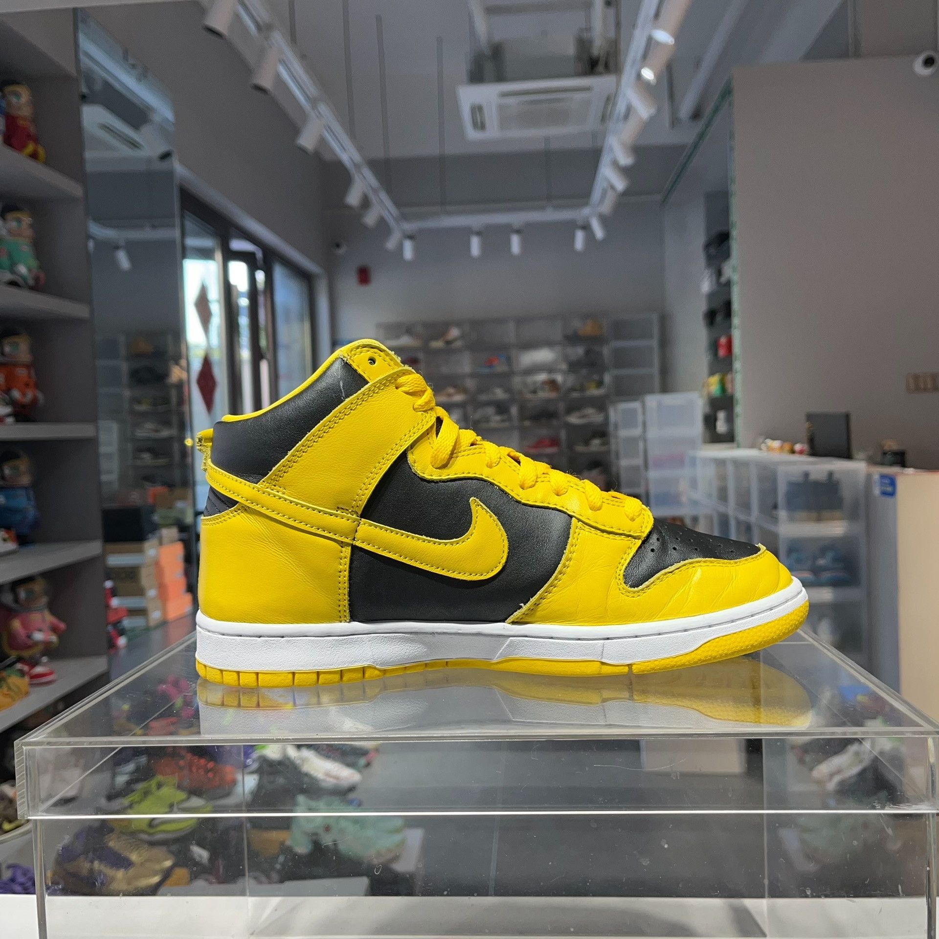 Nike Nike DUNK Yellow Lowtop Sneakers 9.5 Men Size US 9.5 / EU 42-43 - 2 Thumbnail