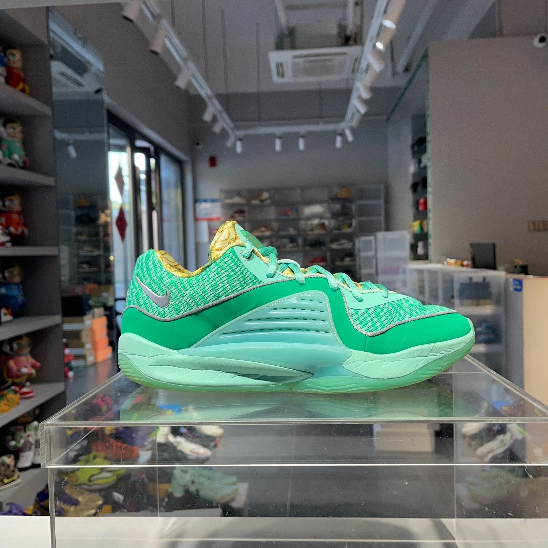 Nike Nike KD Green Lowtop Sneakers 11.5 Men Size US 11.5 / EU 44-45 - 5 Thumbnail