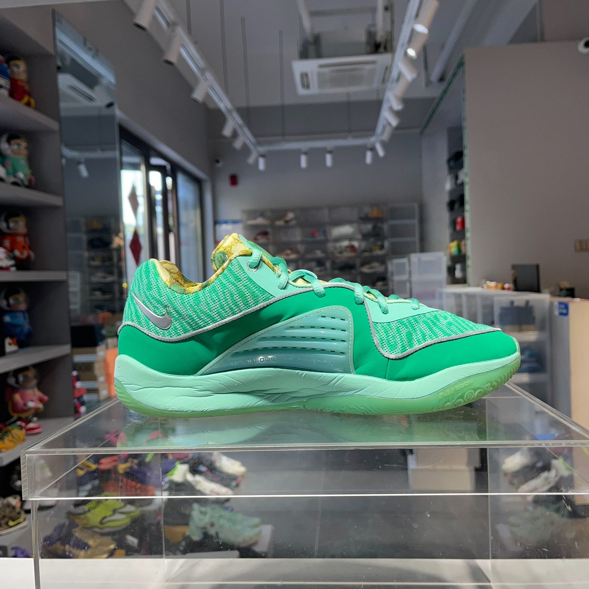 Nike Nike KD Green Lowtop Sneakers 11.5 Men Size US 11.5 / EU 44-45 - 3 Thumbnail
