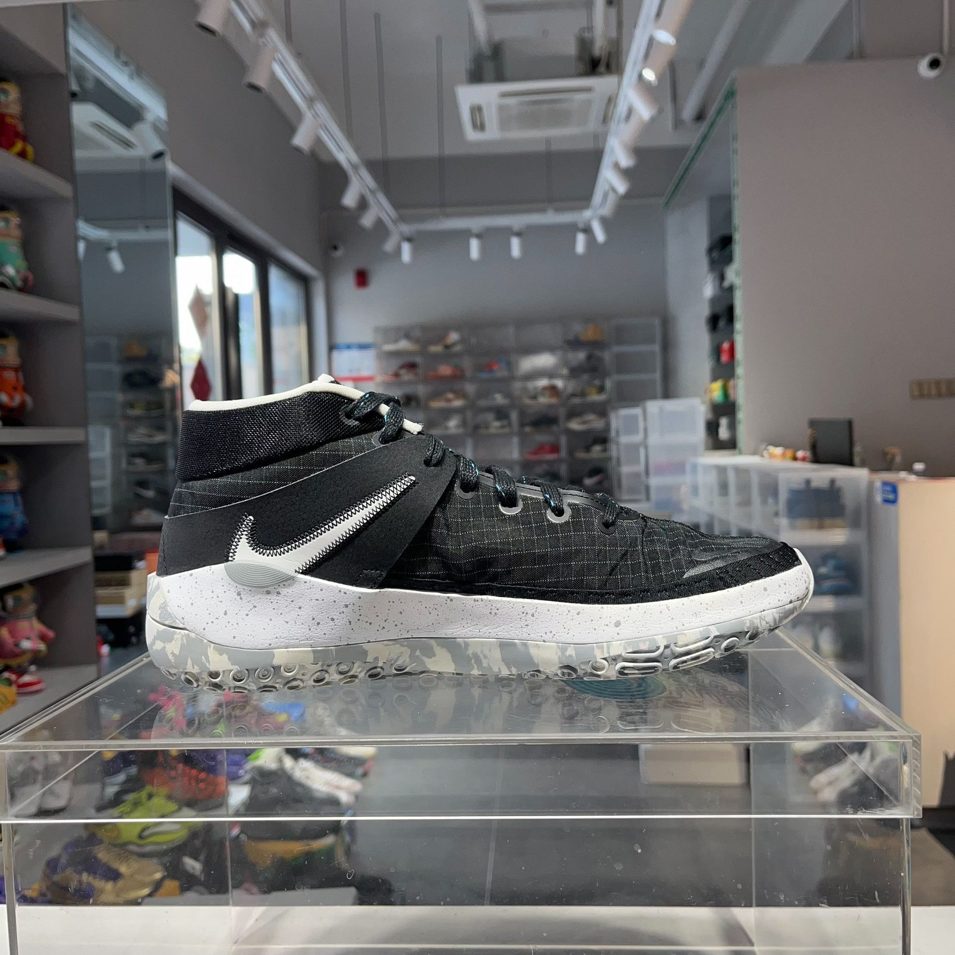 Nike Nike Black Lowtop Sneakers 44 Men Size US 10.5 / EU 43-44 - 2 Thumbnail