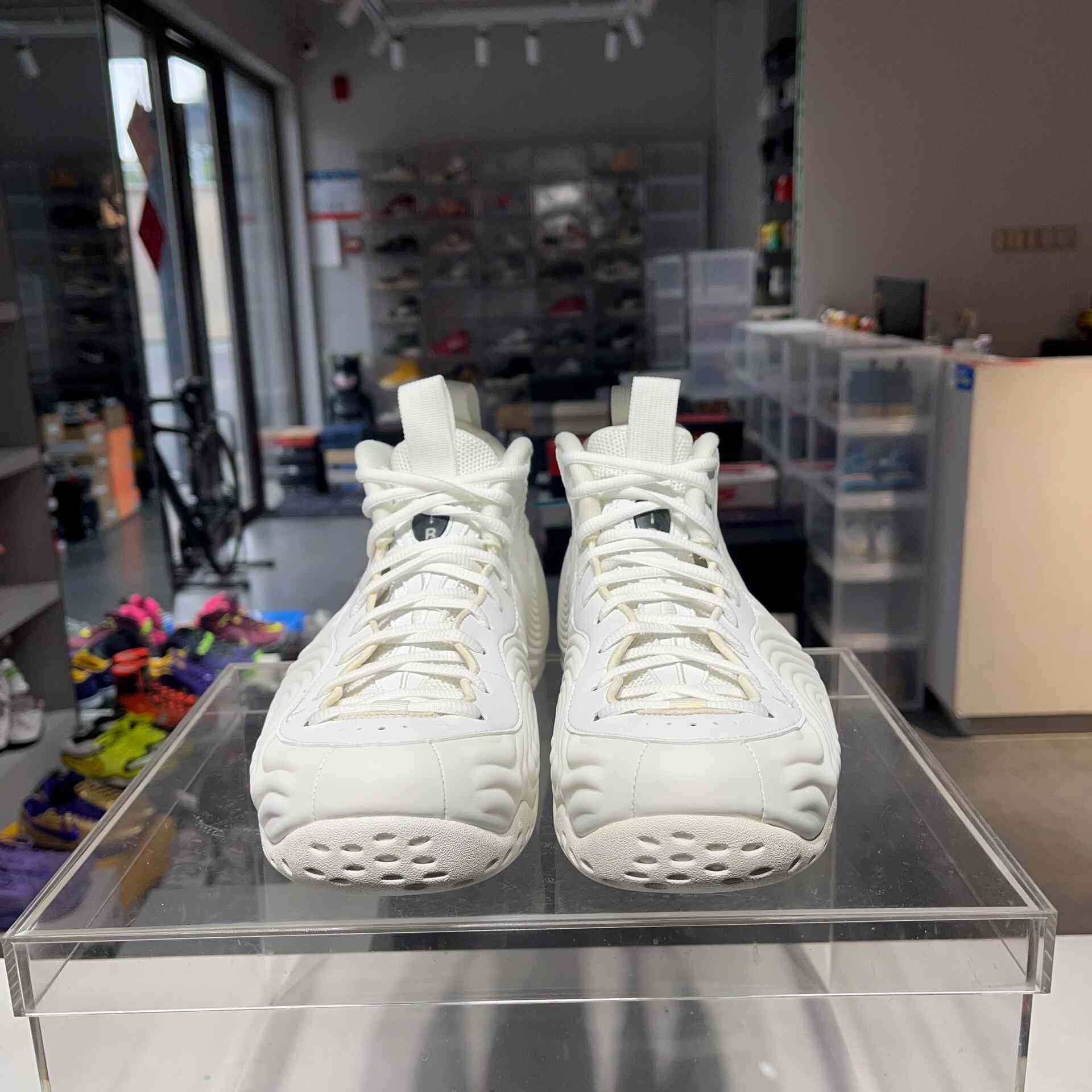 Nike Nike White Lowtop Sneakers 10 Men Size US 10 / EU 43 - 2 Thumbnail