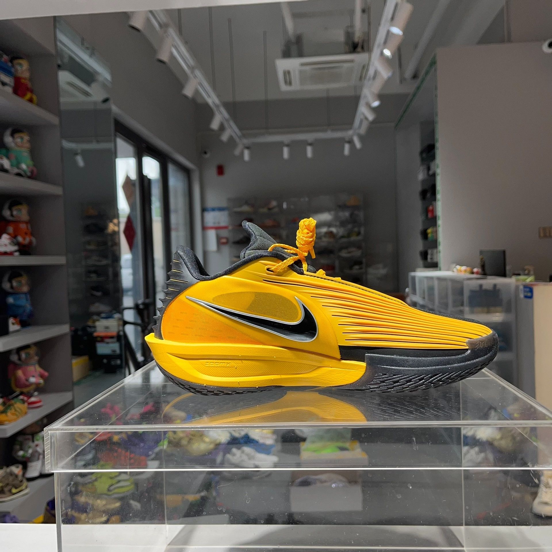 Nike Nike Yellow Lowtop Sneakers 9.5 Men Size US 9.5 / EU 42-43 - 3 Thumbnail