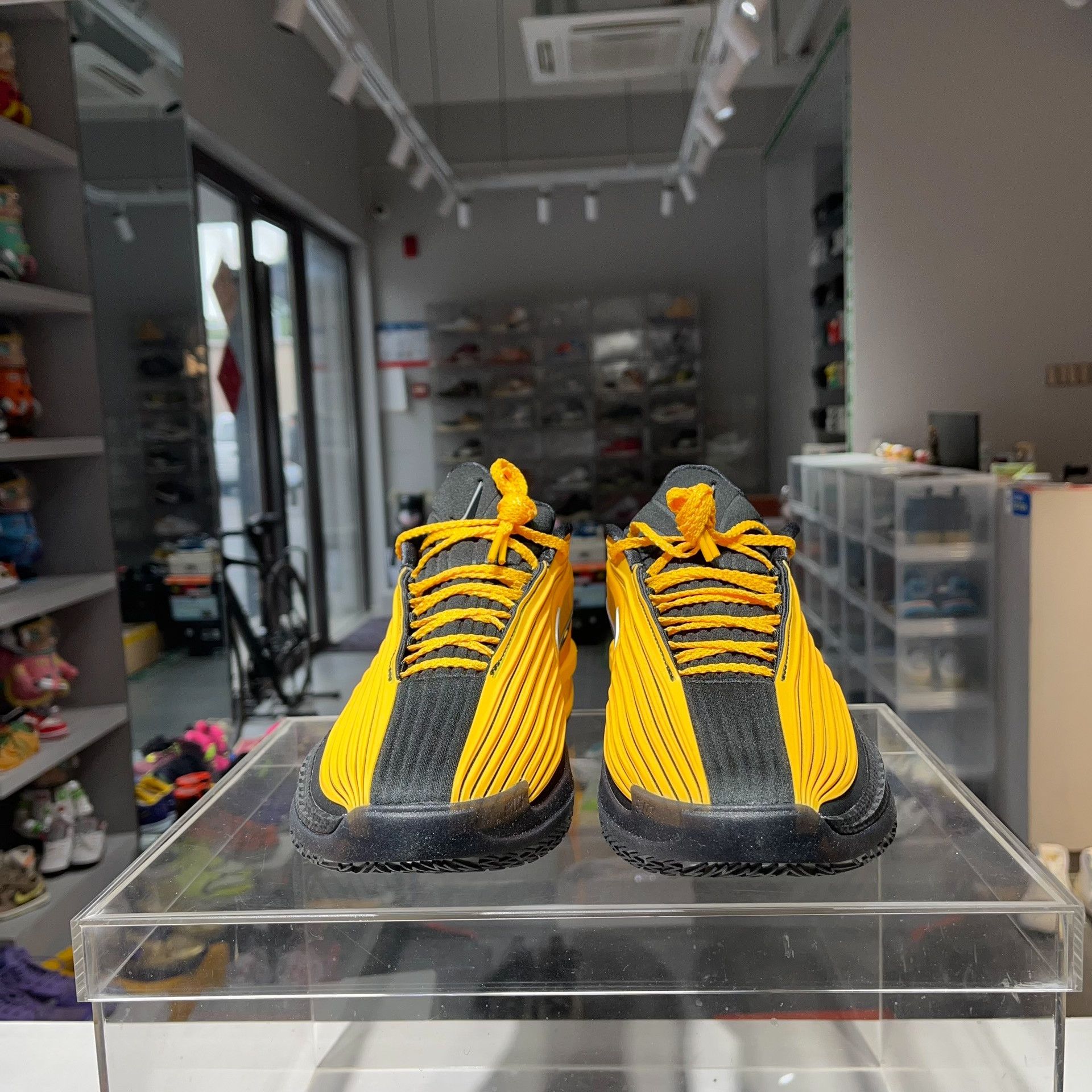 Nike Nike Yellow Lowtop Sneakers 9.5 Men Size US 9.5 / EU 42-43 - 2 Thumbnail