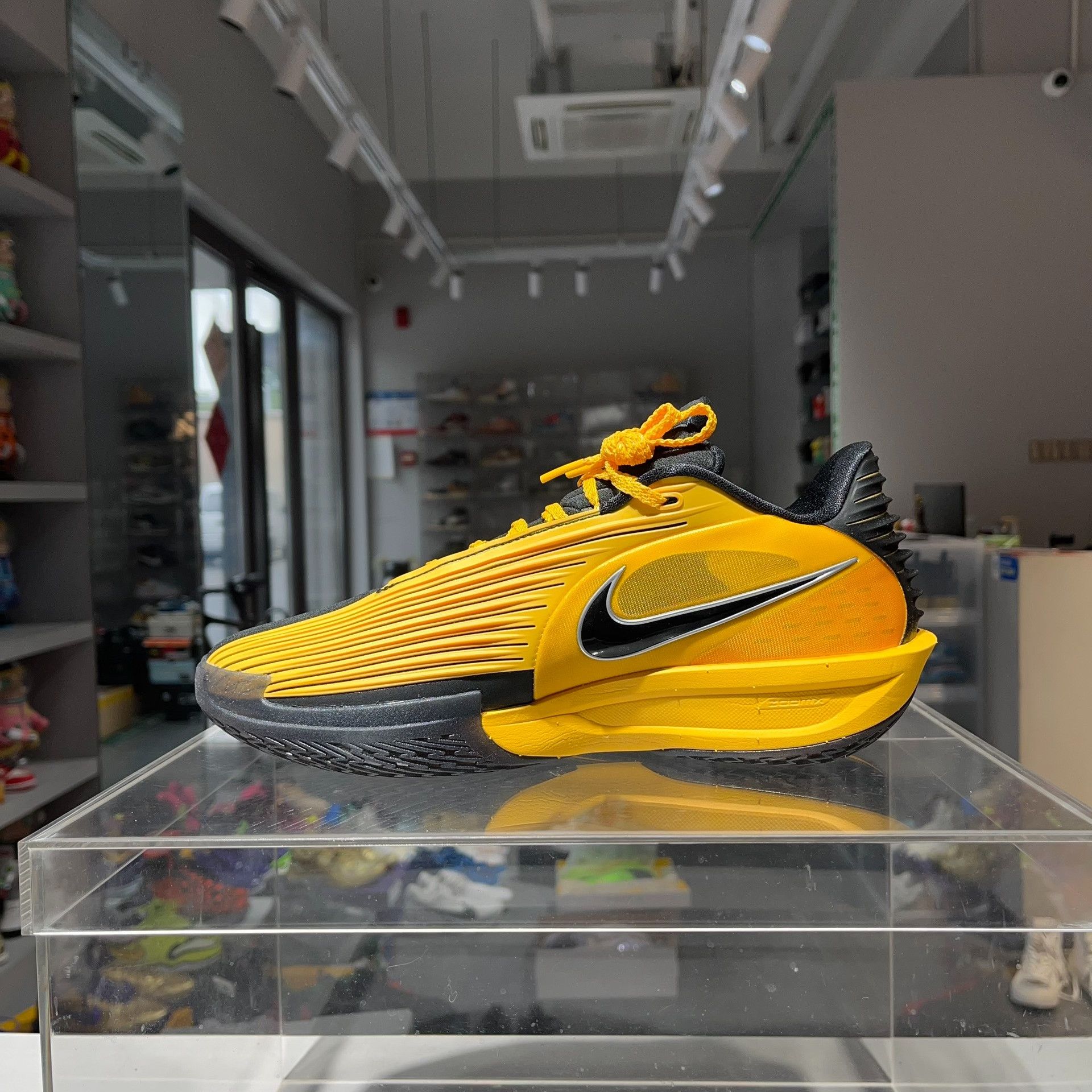 Nike Nike Yellow Lowtop Sneakers 9.5 Men Size US 9.5 / EU 42-43 - 6 Thumbnail