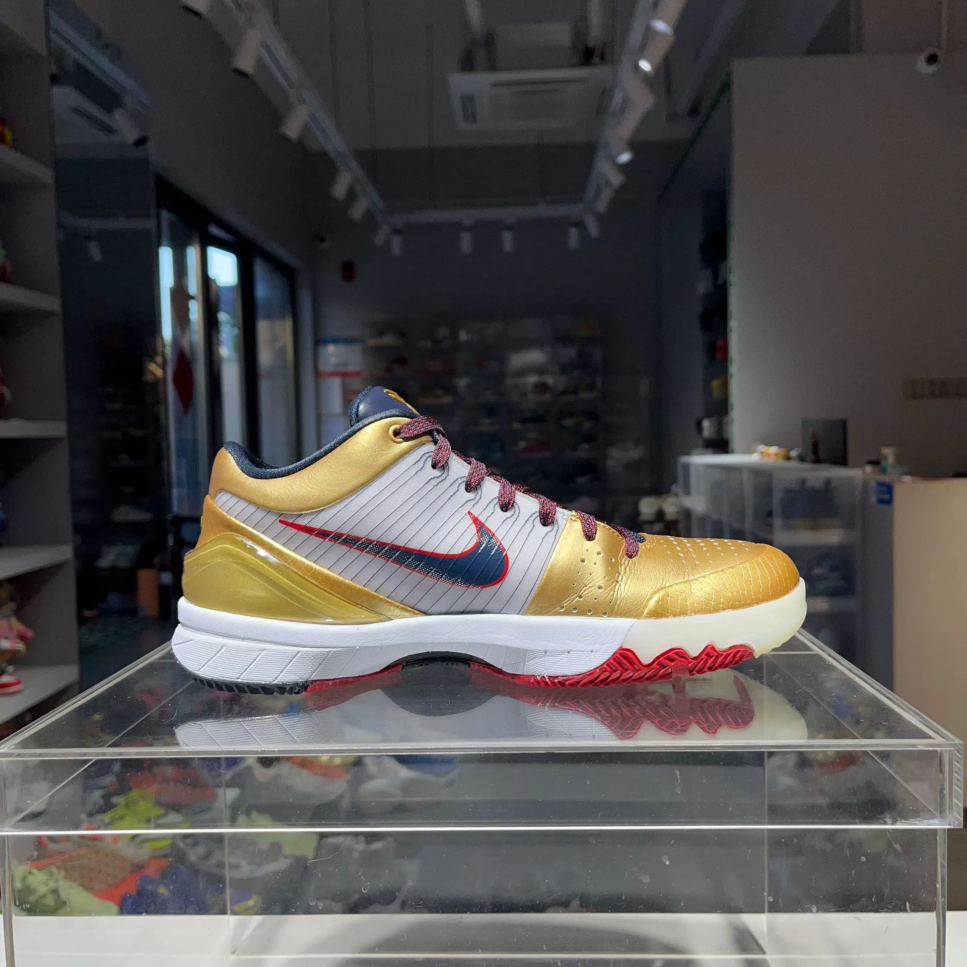 Nike Nike Gold Lowtop Sneakers 8 Men Size US 8 / EU 41 - 3 Thumbnail