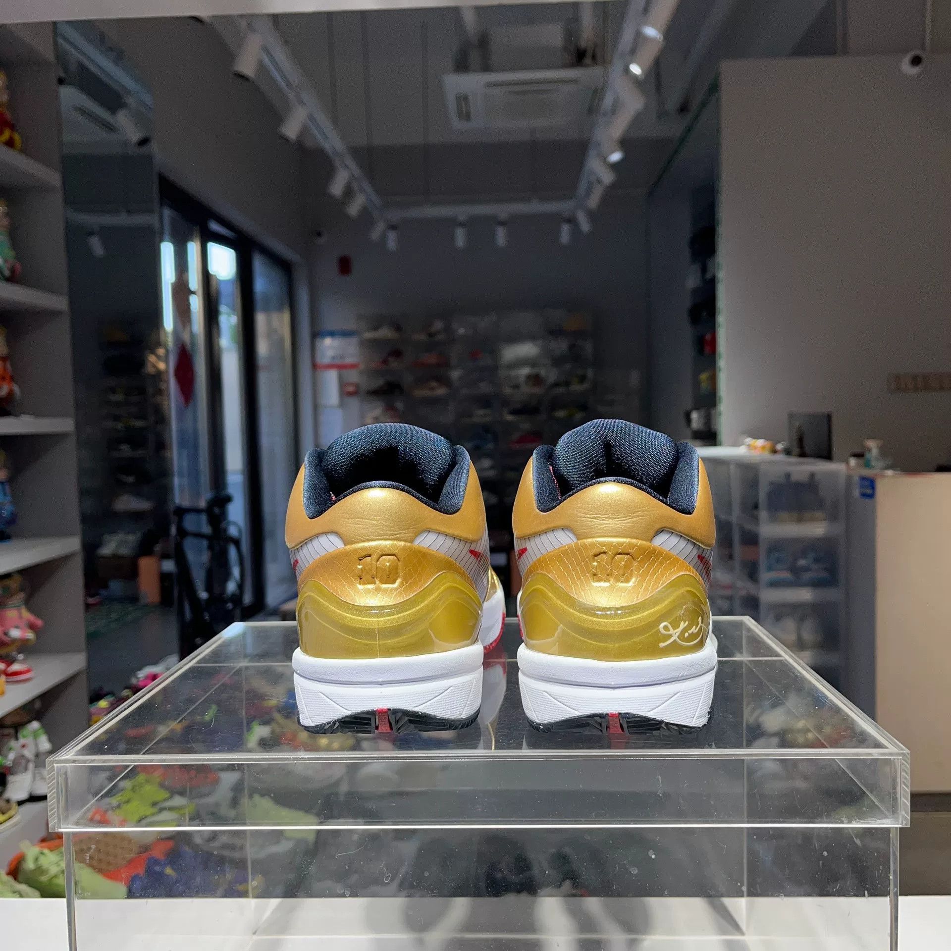 Nike Nike Gold Lowtop Sneakers 8 Men Size US 8 / EU 41 - 4 Thumbnail