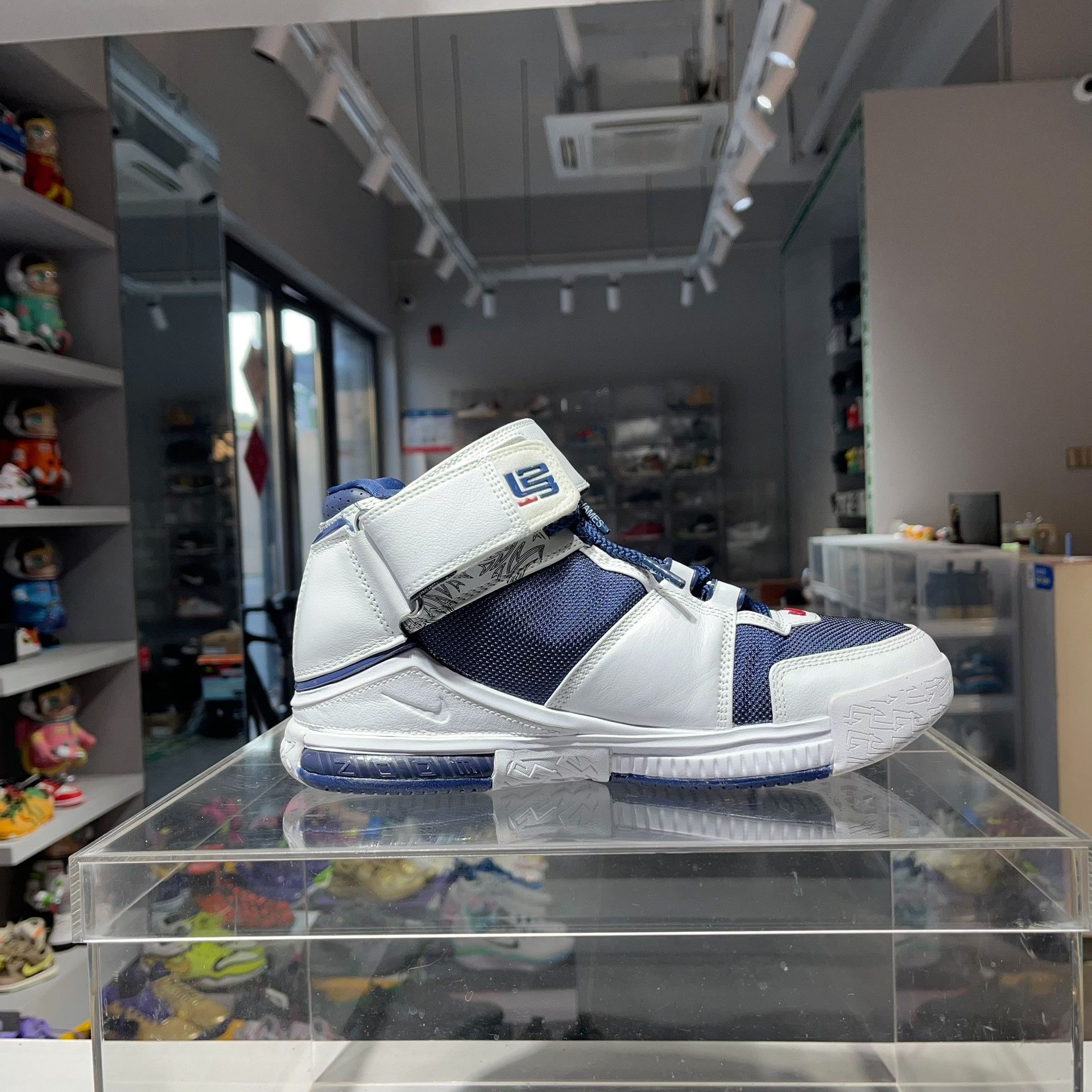 Nike Nike LEBRON Blue Lowtop Sneakers 7.5 Men Size US 7.5 / EU 40-41 - 3 Thumbnail