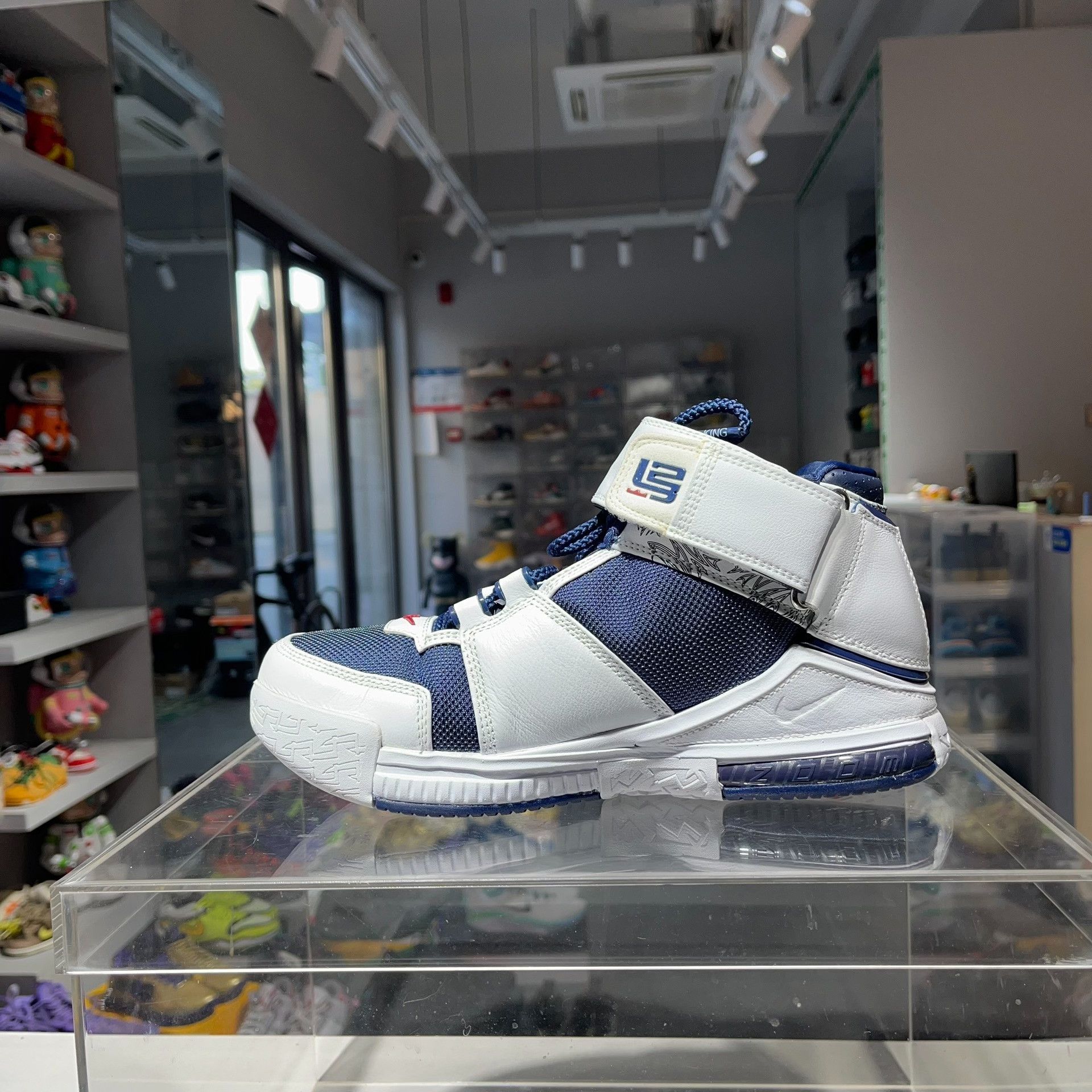 Nike Nike LEBRON Blue Lowtop Sneakers 7.5 Men Size US 7.5 / EU 40-41 - 6 Thumbnail