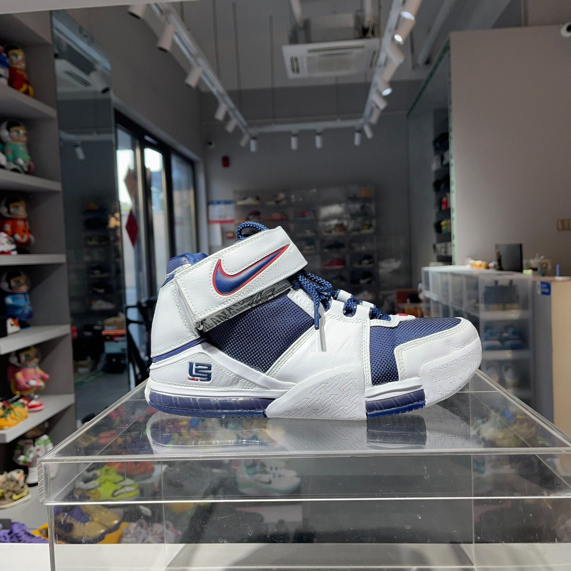 Nike Nike LEBRON Blue Lowtop Sneakers 7.5 Men Size US 7.5 / EU 40-41 - 5 Thumbnail