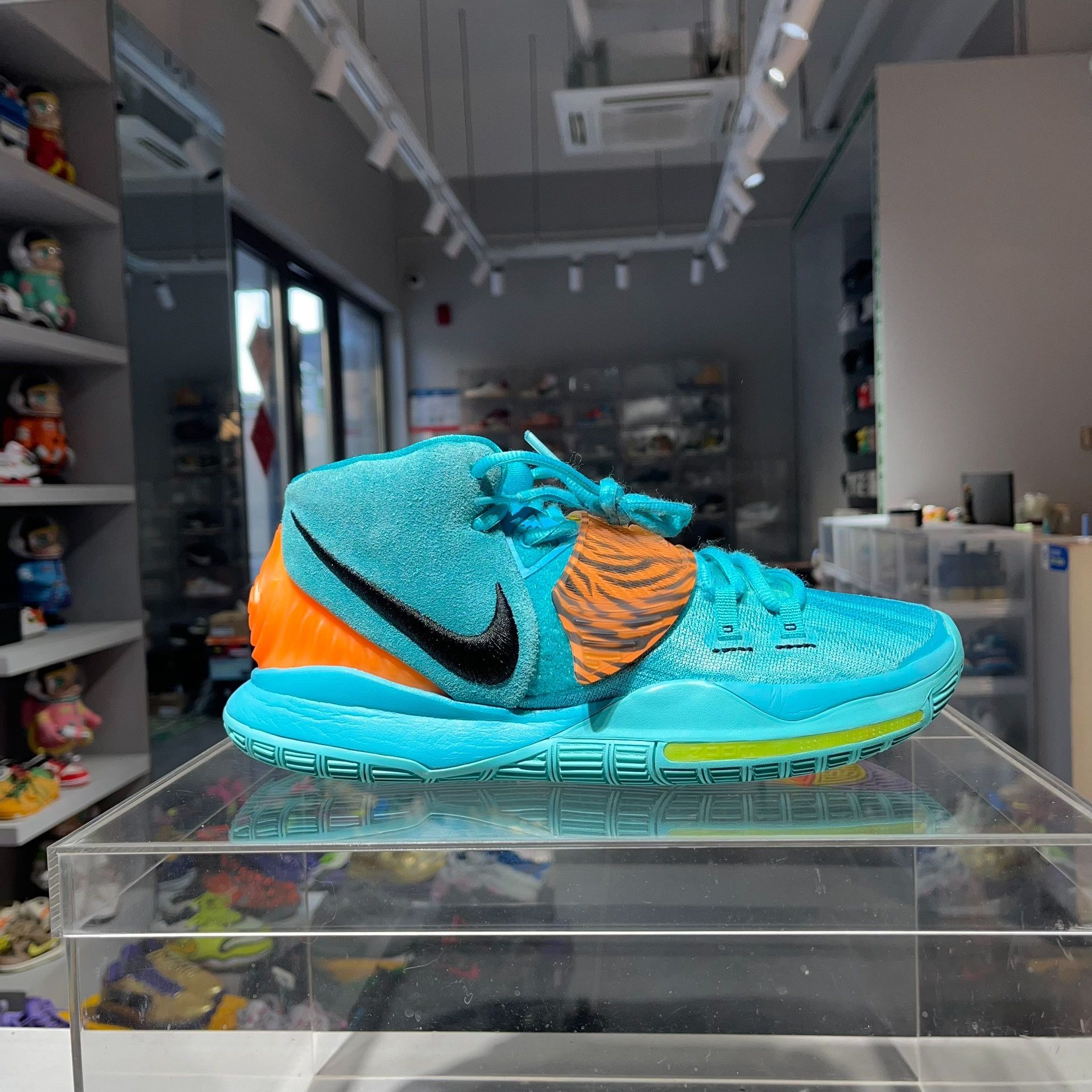 Nike Nike KYRIE Blue Lowtop Sneakers 10 Men Size US 10 / EU 43 - 4 Thumbnail