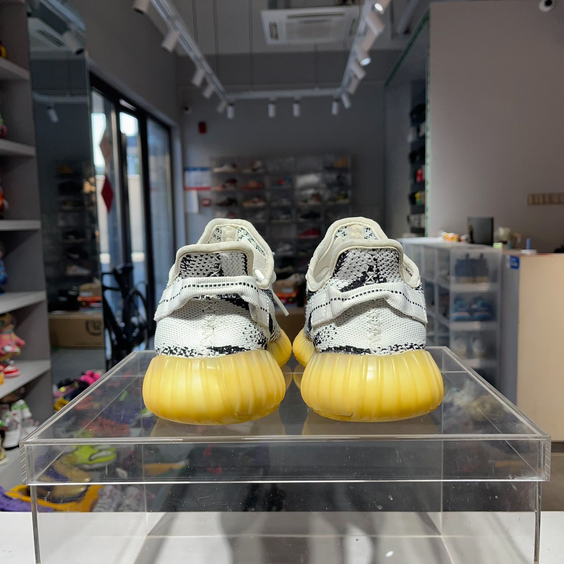 Adidas Adidas YEEZY Lowtop Sneakers 9.5 Men Size US 9.5 / EU 42-43 - 4 Thumbnail