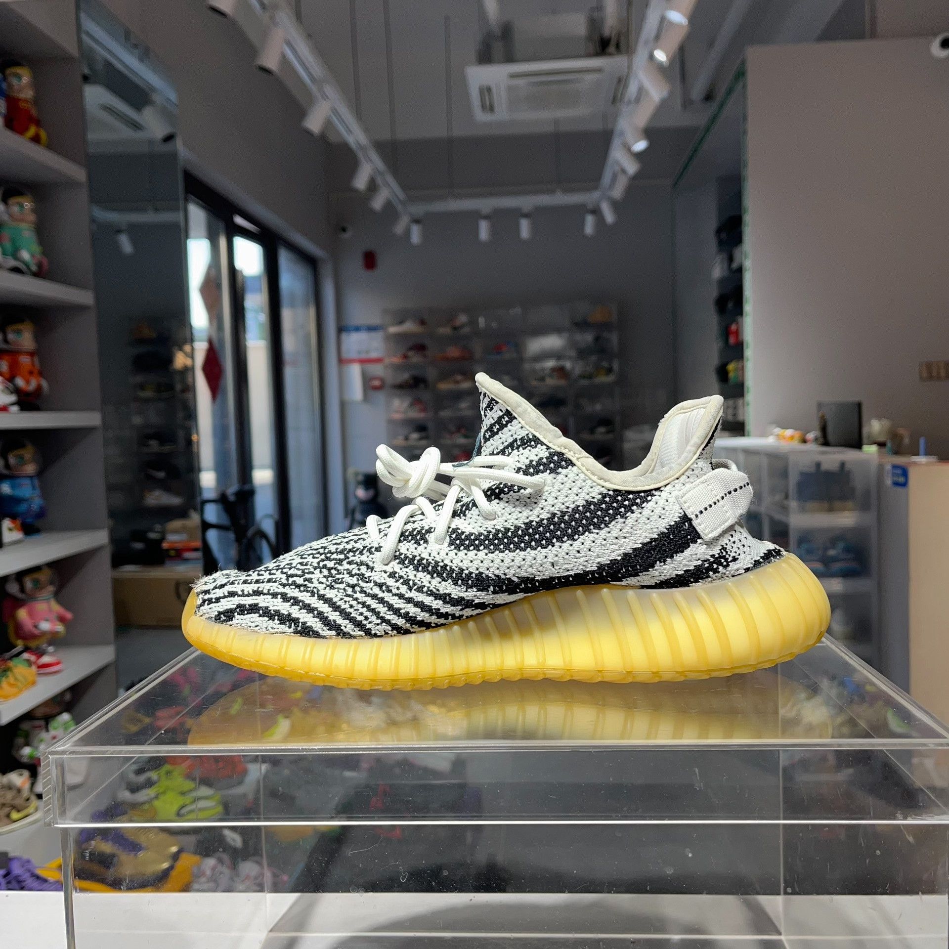 Adidas Adidas YEEZY Lowtop Sneakers 9.5 Men Size US 9.5 / EU 42-43 - 6 Thumbnail