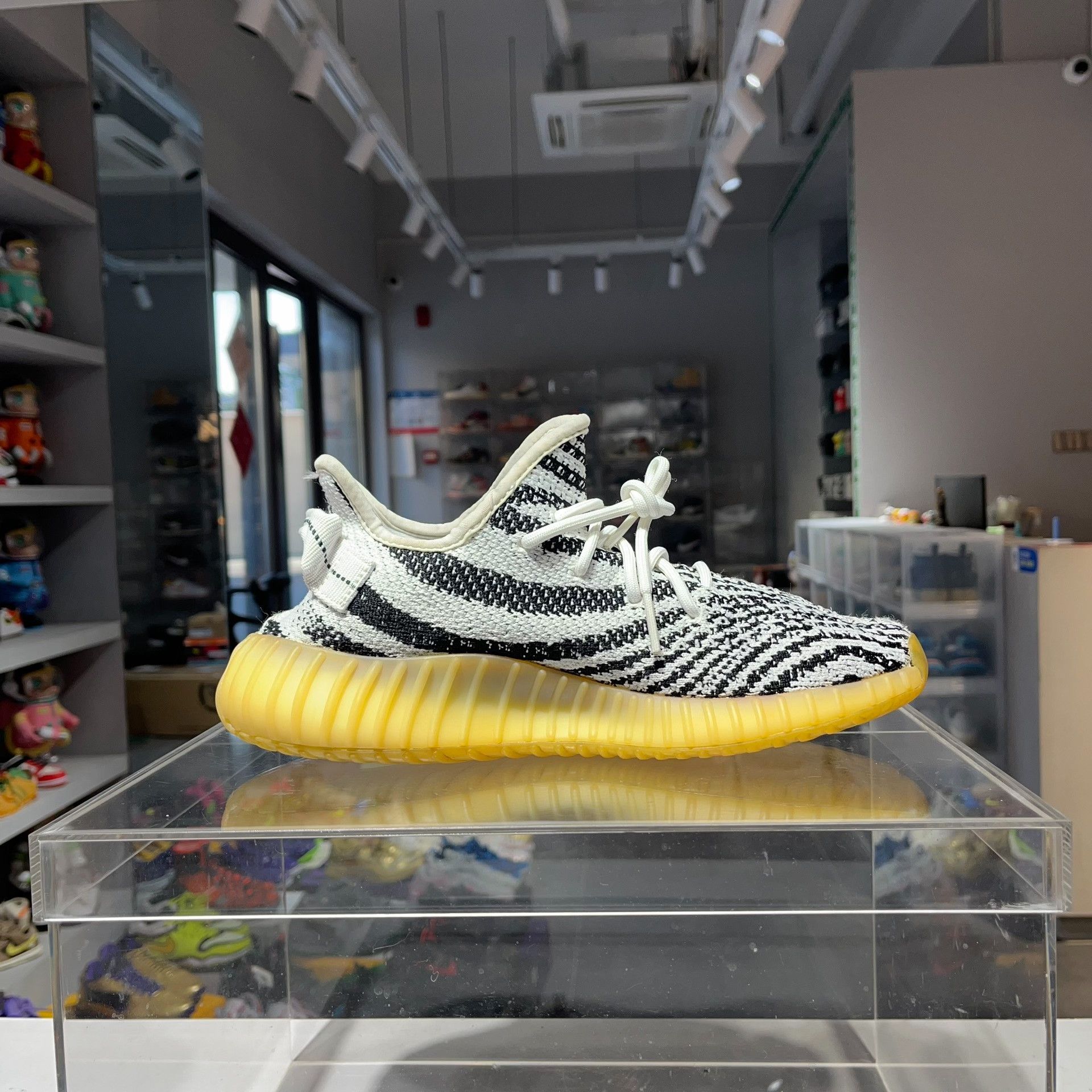 Adidas Adidas YEEZY Lowtop Sneakers 9.5 Men Size US 9.5 / EU 42-43 - 3 Thumbnail