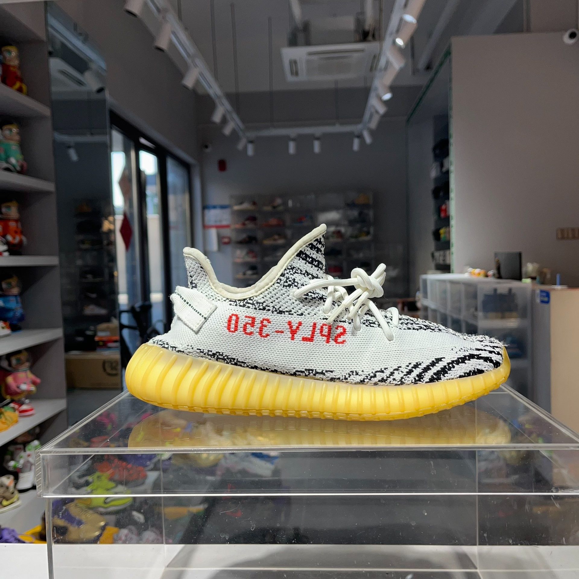 Adidas Adidas YEEZY Lowtop Sneakers 9.5 Men Size US 9.5 / EU 42-43 - 5 Thumbnail
