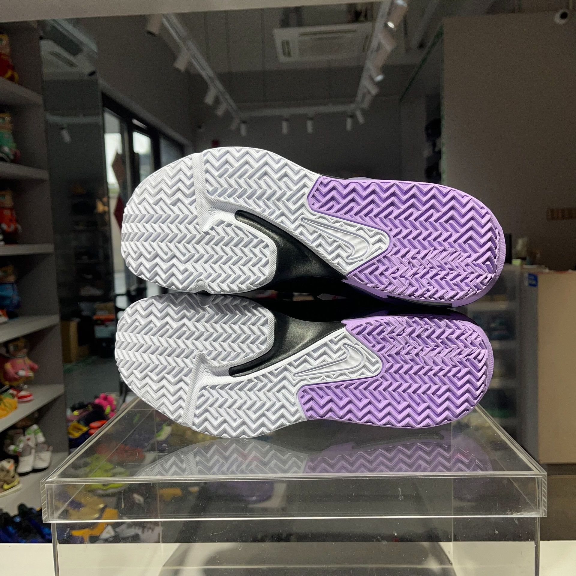 Nike Nike LEBRON Purple Lowtop Sneakers 13 Men Size US 13 / EU 46 - 7 Thumbnail