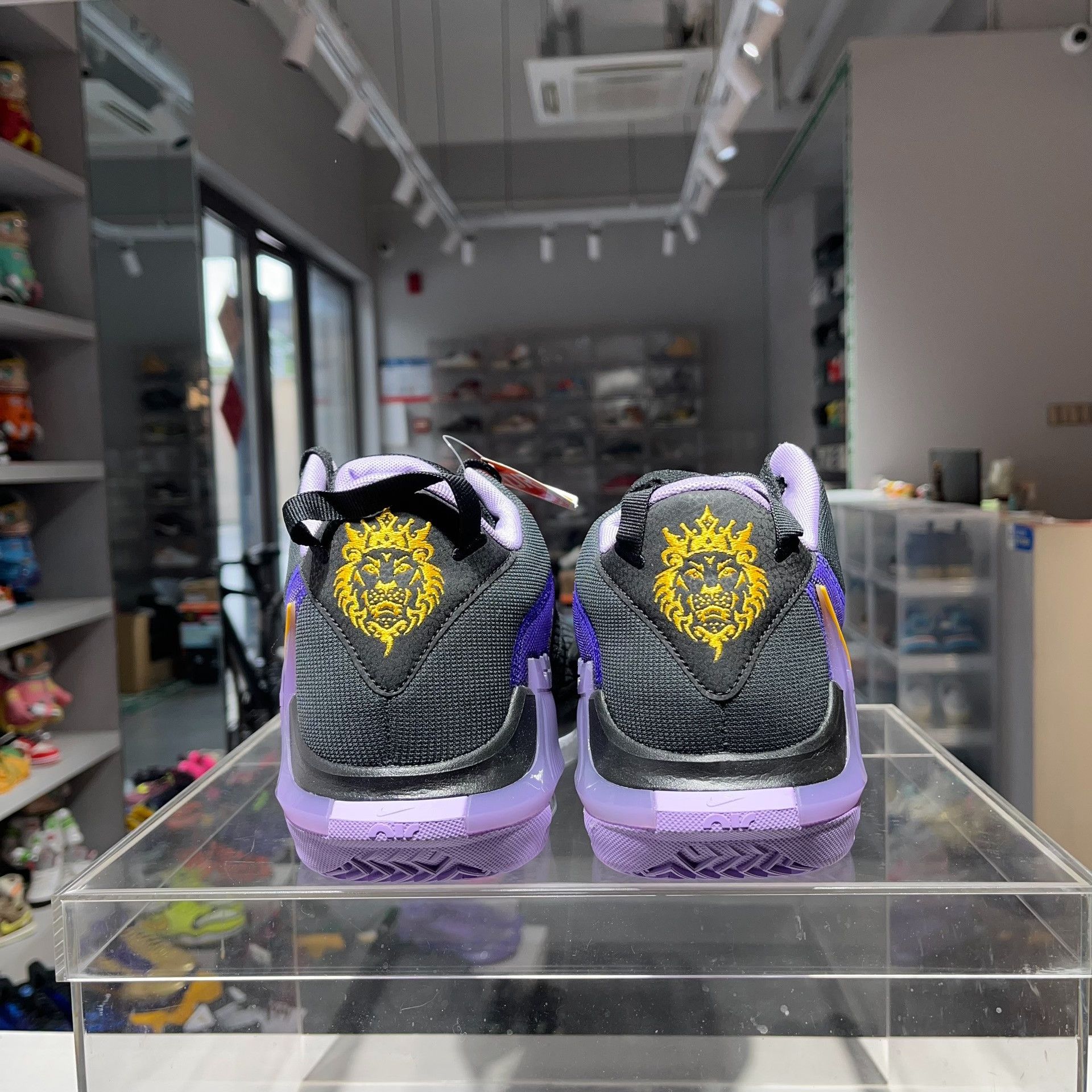 Nike Nike LEBRON Purple Lowtop Sneakers 13 Men Size US 13 / EU 46 - 4 Thumbnail