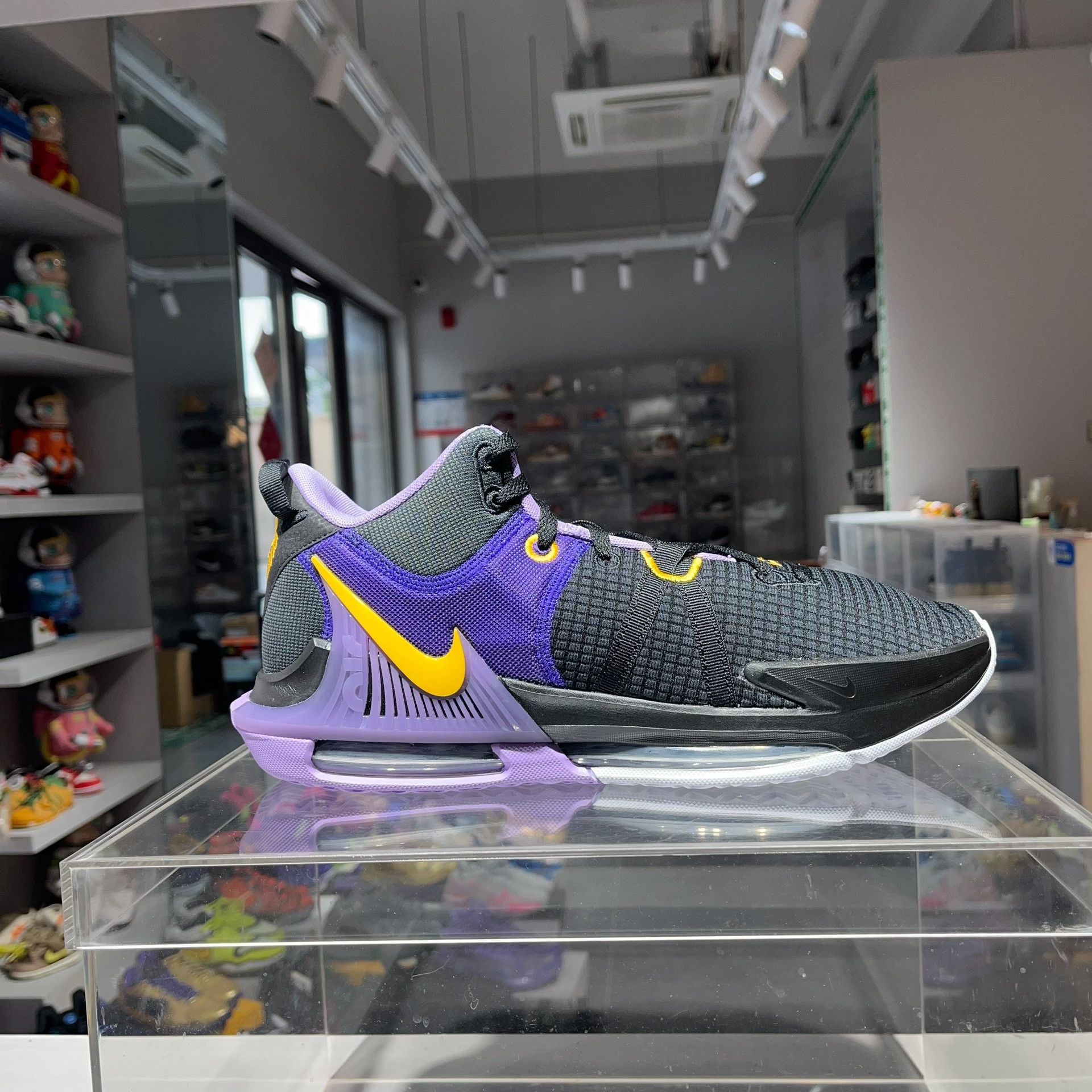 Nike Nike LEBRON Purple Lowtop Sneakers 13 Men Size US 13 / EU 46 - 5 Thumbnail