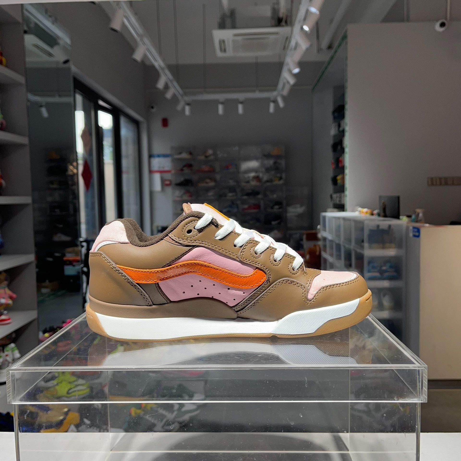 Vans Vans Pink Lowtop Sneakers 10 Men Size US 10 / EU 43 - 3 Thumbnail