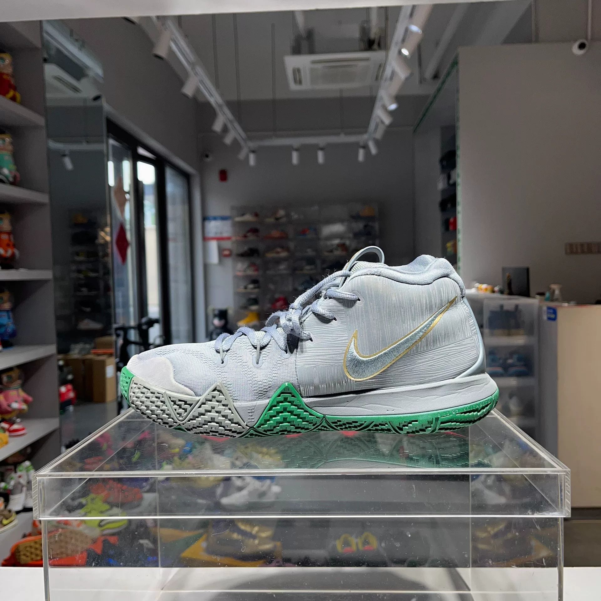 Nike Nike KYRIE Green Lowtop Sneakers 11 Men Size US 11 / EU 44 - 6 Thumbnail