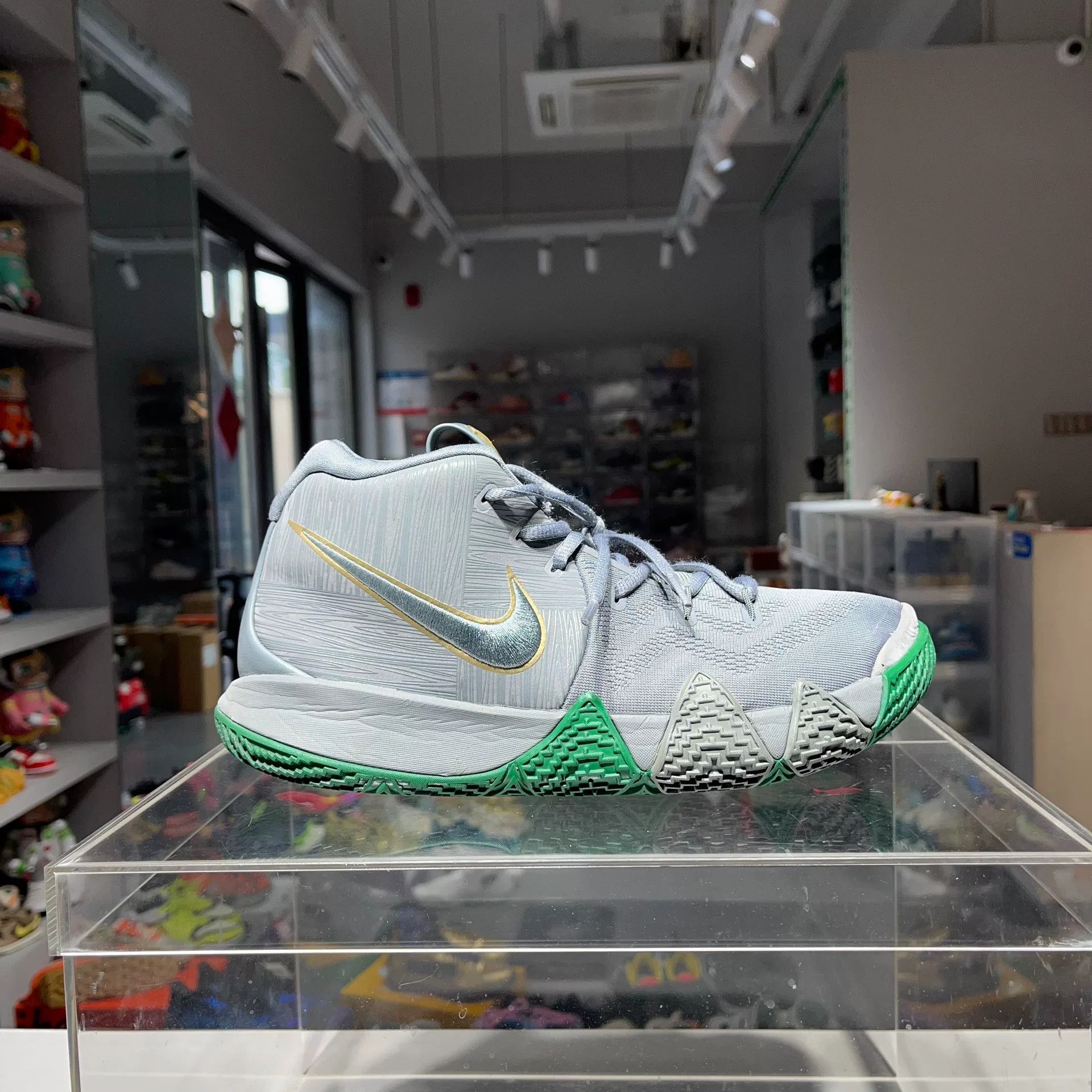 Nike Nike KYRIE Green Lowtop Sneakers 11 Men Size US 11 / EU 44 - 5 Thumbnail