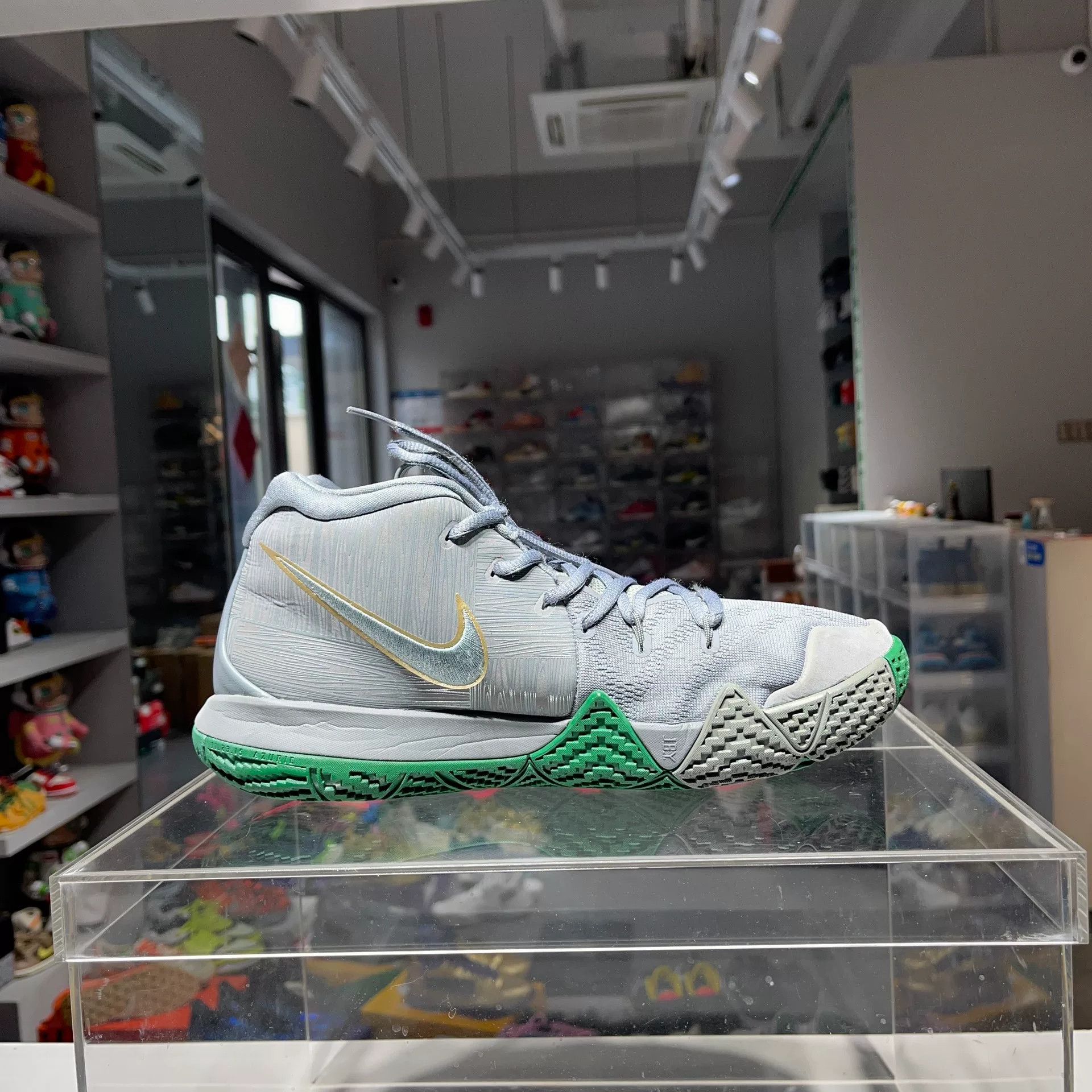 Nike Nike KYRIE Green Lowtop Sneakers 11 Men Size US 11 / EU 44 - 3 Thumbnail