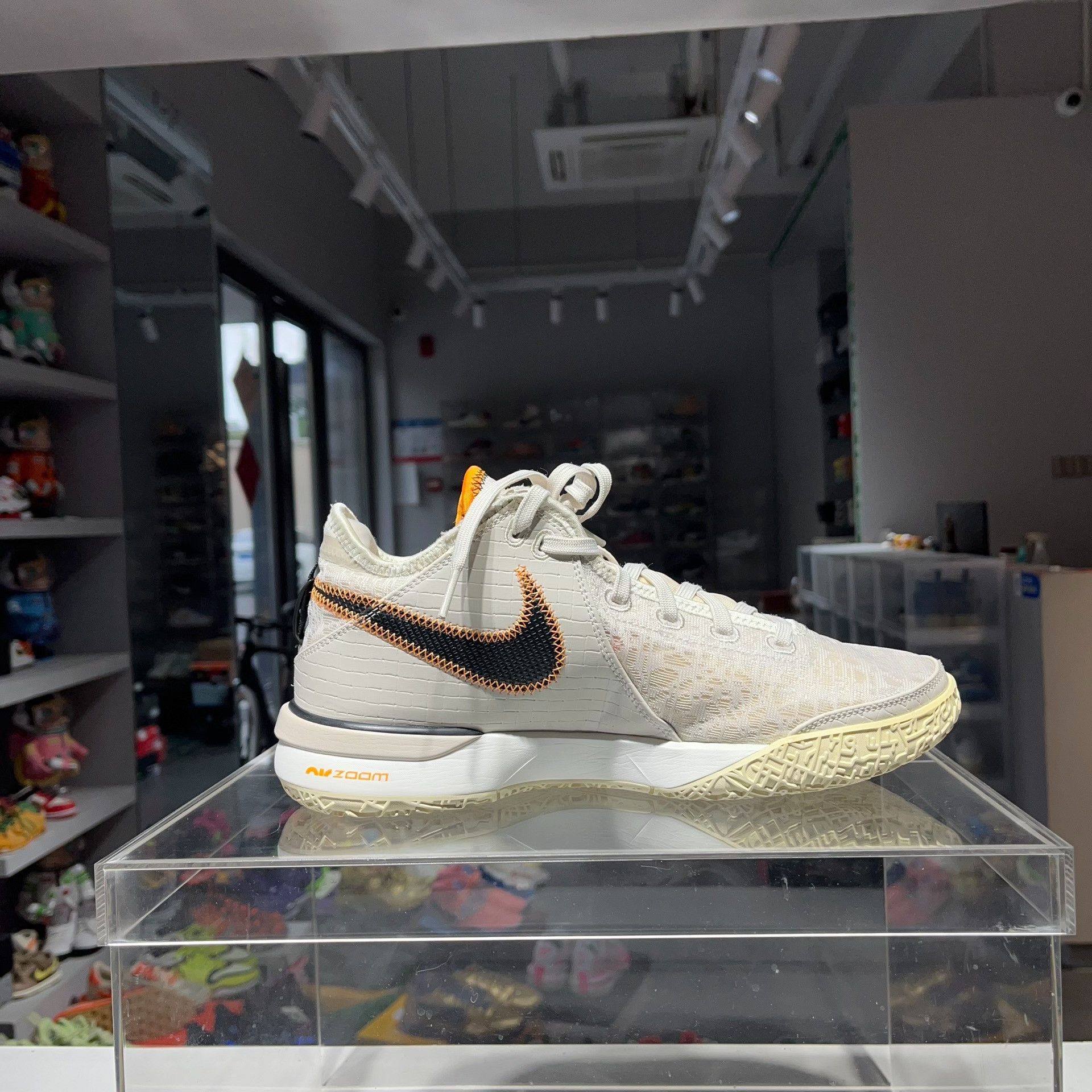 Nike Nike White Lowtop Sneakers 9.5 Men Size US 9.5 / EU 42-43 - 3 Thumbnail