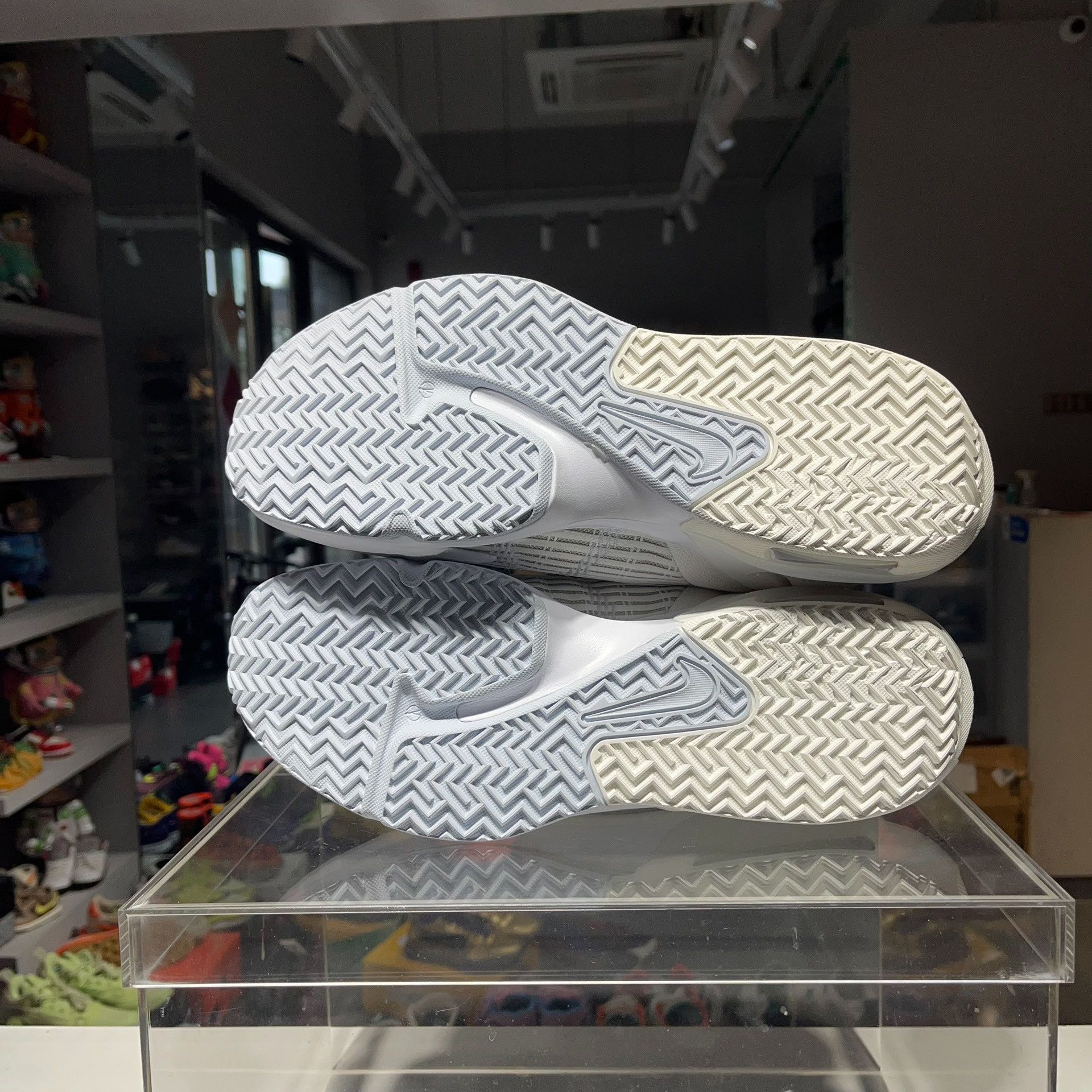 Nike Nike LEBRON White Lowtop Sneakers 13 Men Size US 13 / EU 46 - 7 Thumbnail