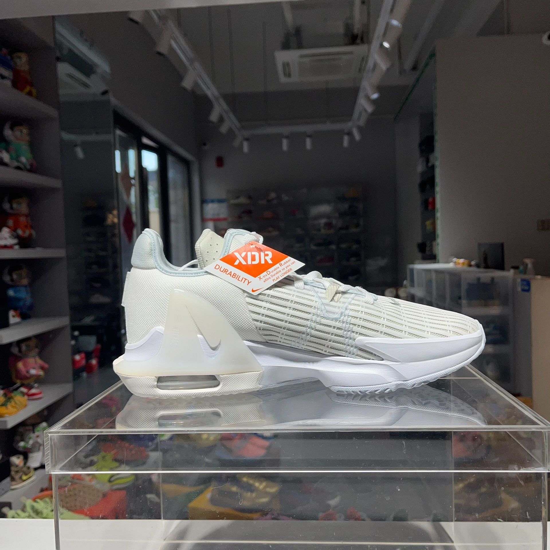 Nike Nike LEBRON White Lowtop Sneakers 13 Men Size US 13 / EU 46 - 3 Thumbnail