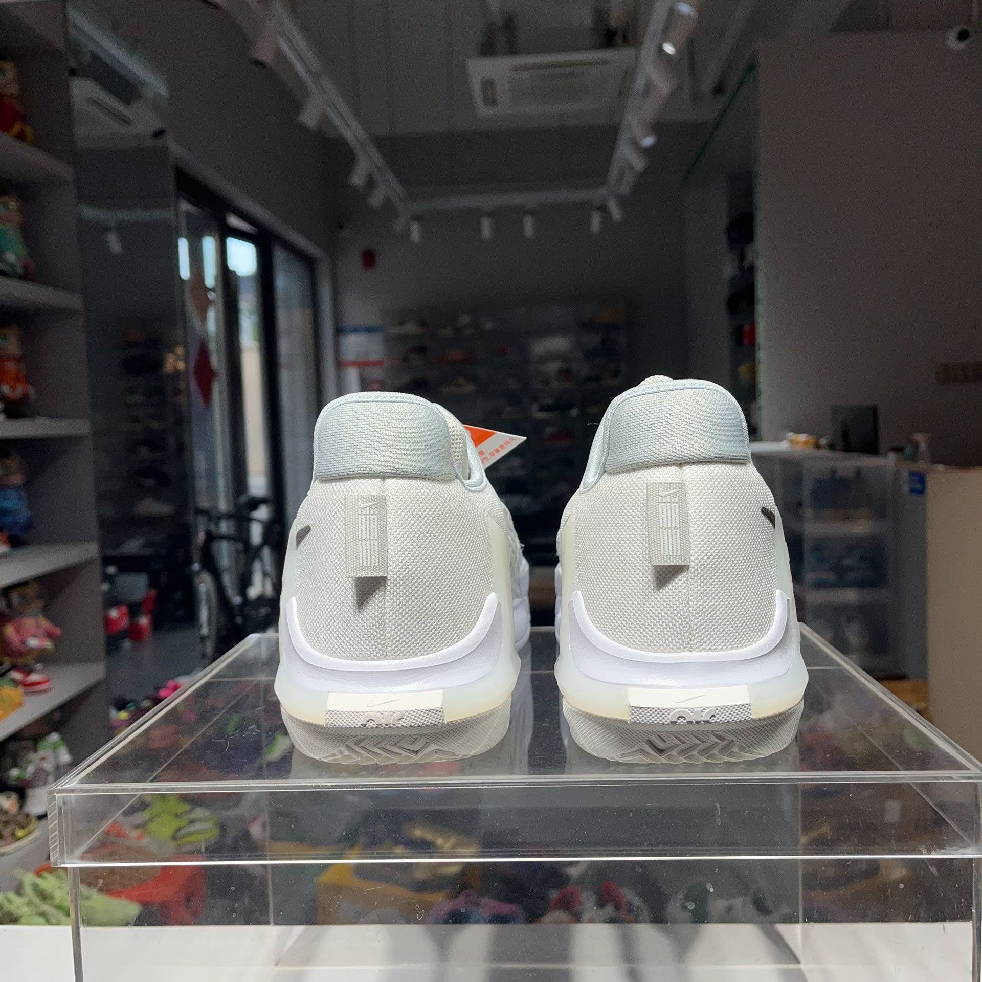 Nike Nike LEBRON White Lowtop Sneakers 13 Men Size US 13 / EU 46 - 4 Thumbnail