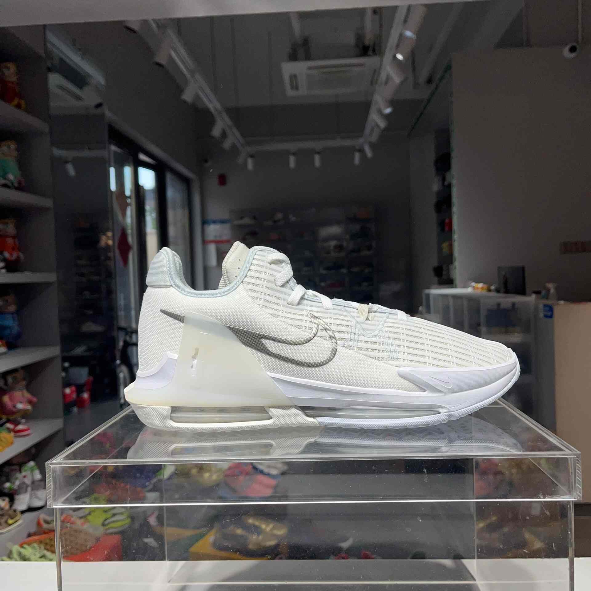 Nike Nike LEBRON White Lowtop Sneakers 13 Men Size US 13 / EU 46 - 5 Thumbnail