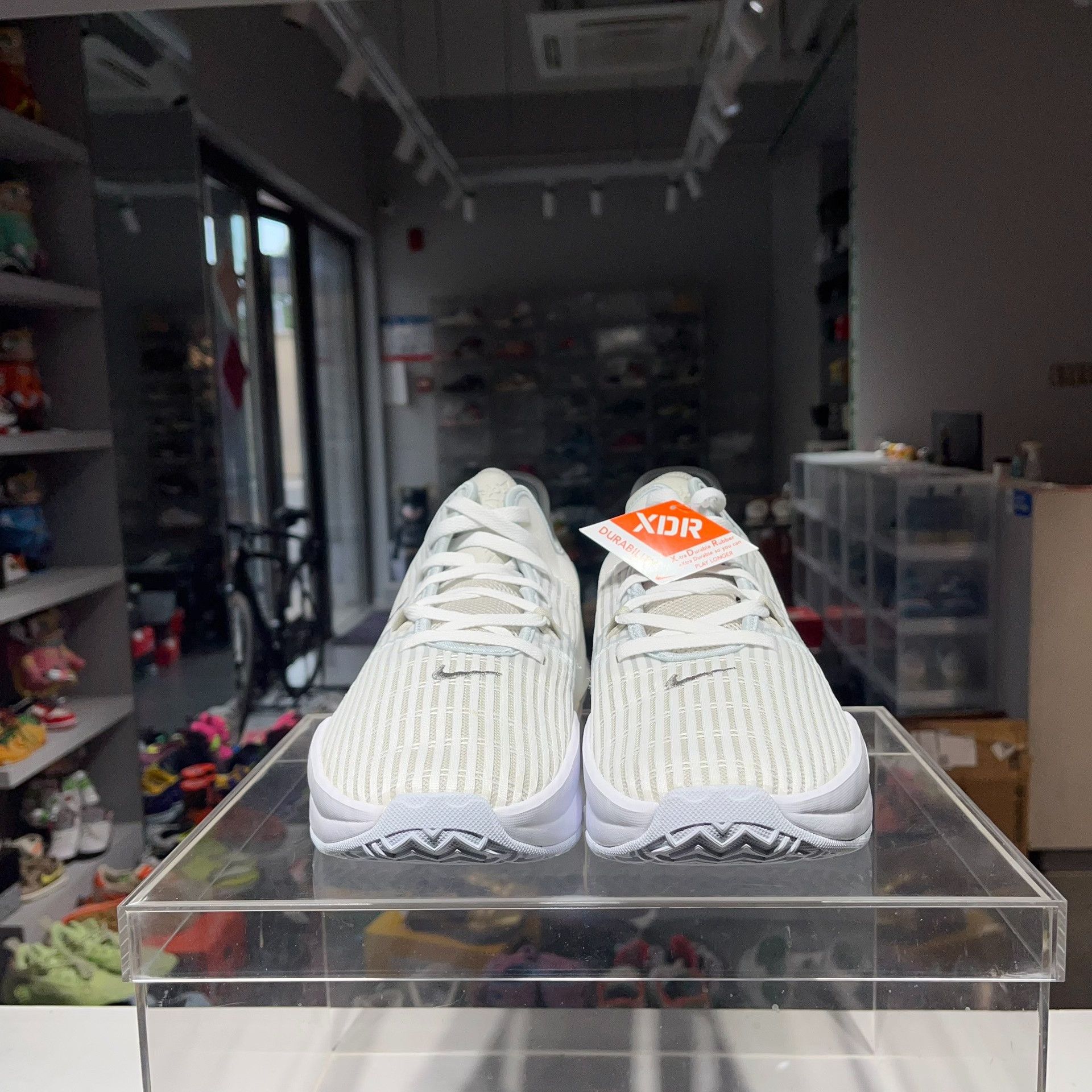 Nike Nike LEBRON White Lowtop Sneakers 13 Men Size US 13 / EU 46 - 2 Thumbnail