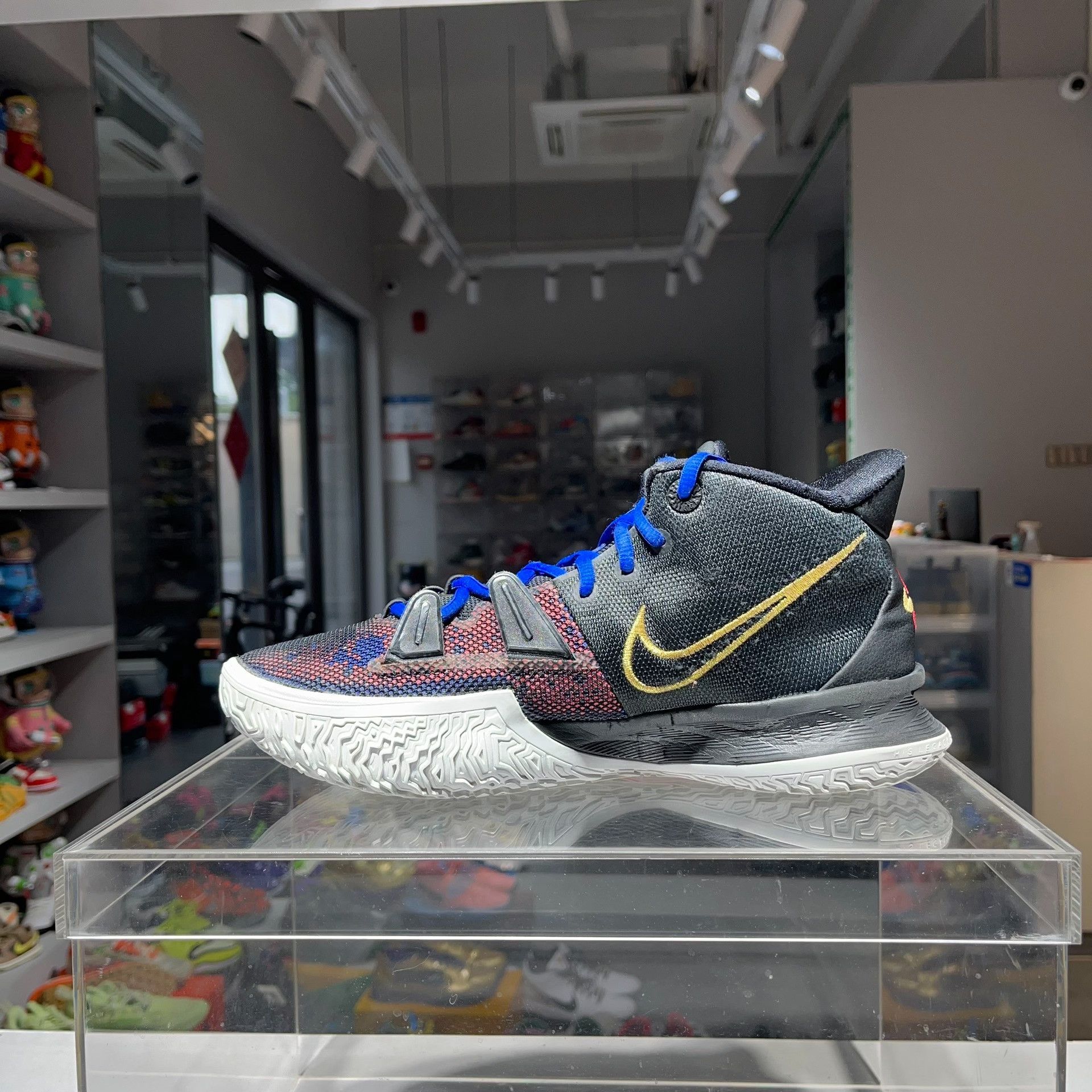 Nike Nike KYRIE Lowtop Sneakers 10 Men Size US 10 / EU 43 - 6 Thumbnail